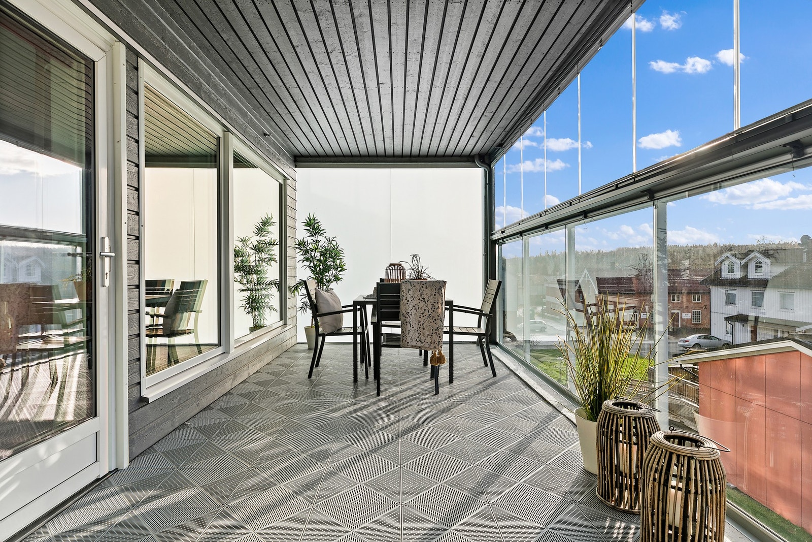 Balkongen har bruksunderlag med tremmegulv i plast og rekkverk i glass. Galleribilde