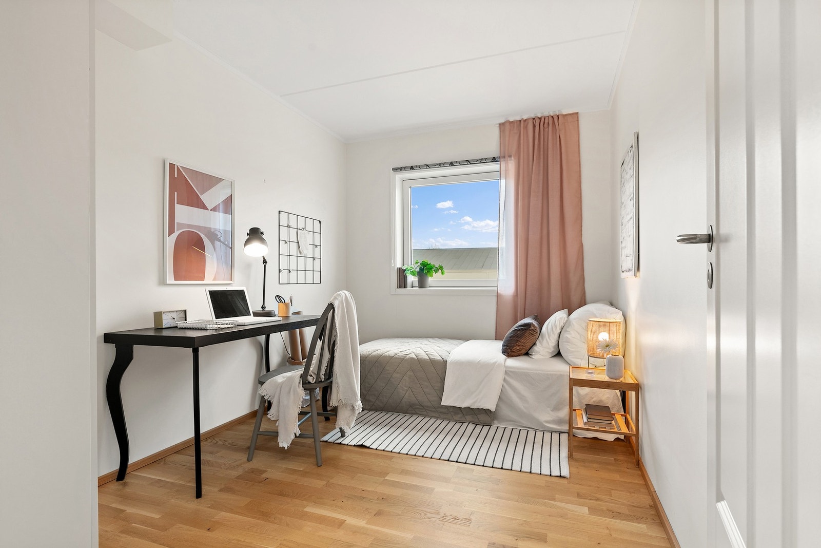 Soverom ved stue er innredet med garderobe, enkeltseng og en skrivepult. Galleribilde