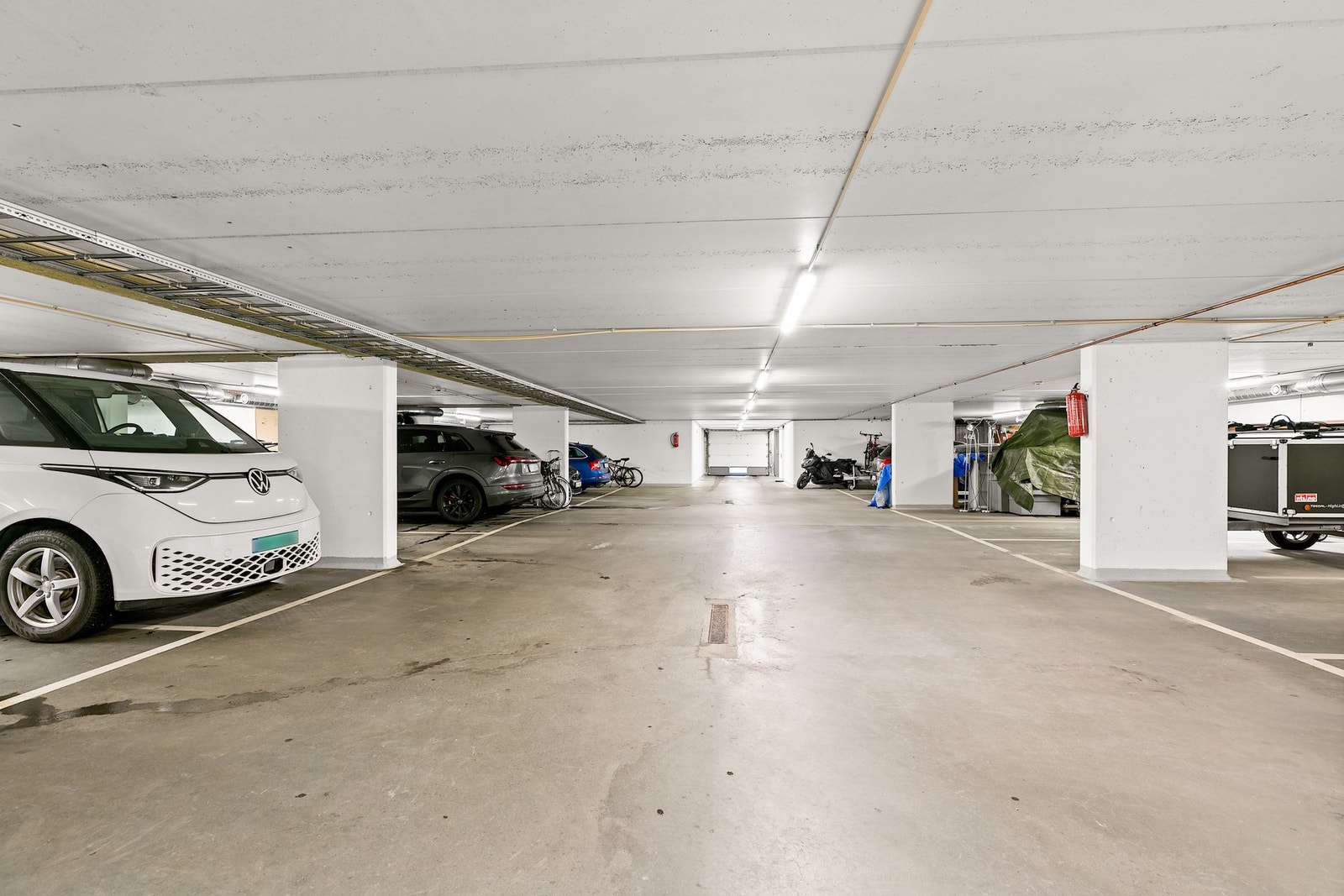 Med boligen følger biloppstillingsplass i felles garasjeanlegg. Galleribilde