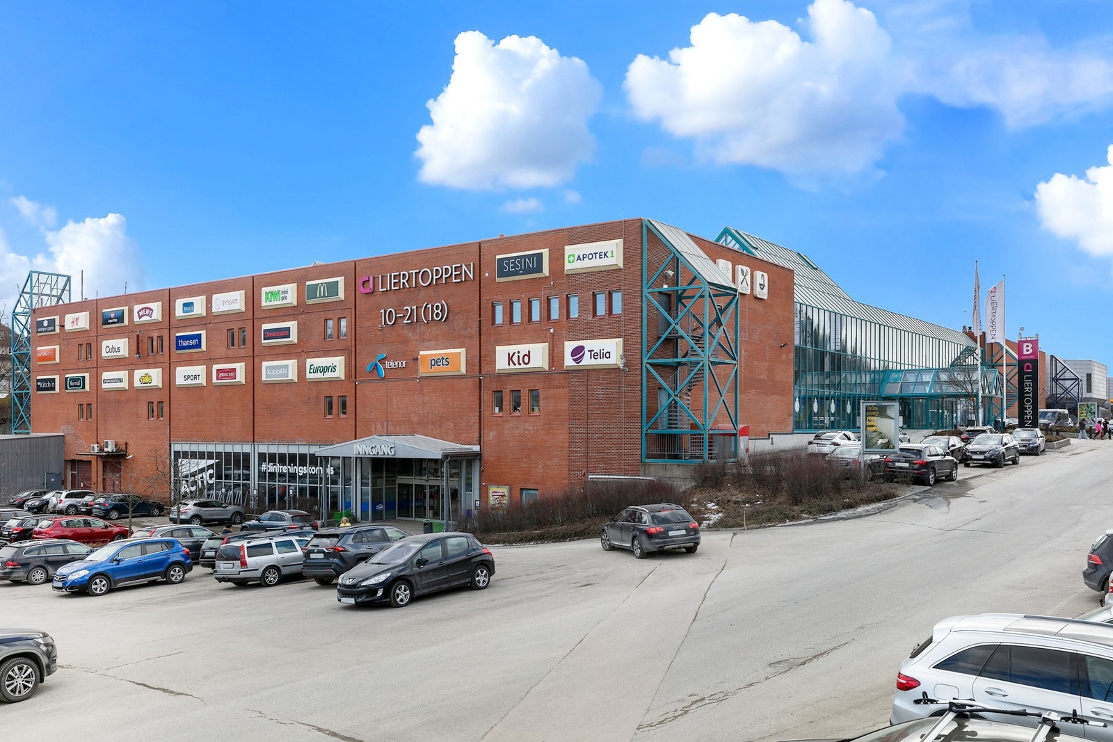 Det er nærhet til shopping og bespisning på Liertoppen senter (1,7 km). Galleribilde