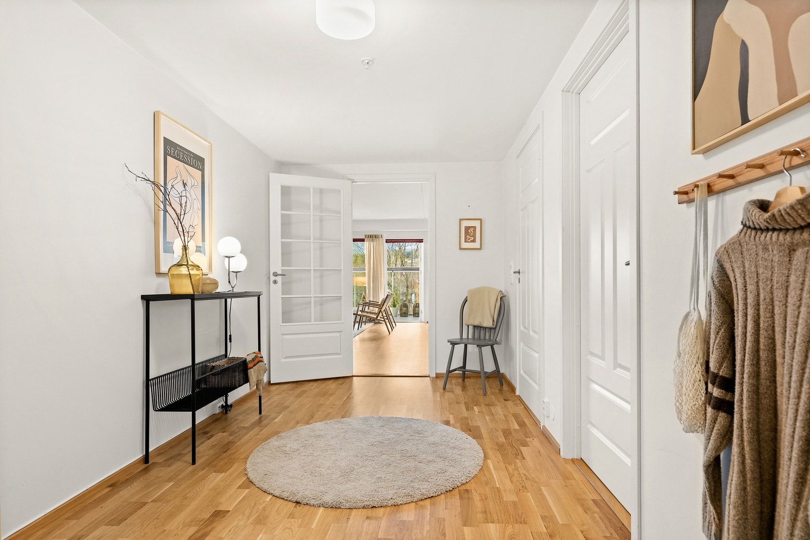 Leiligheten har en romslig entré med tilgang til en bod. Galleribilde