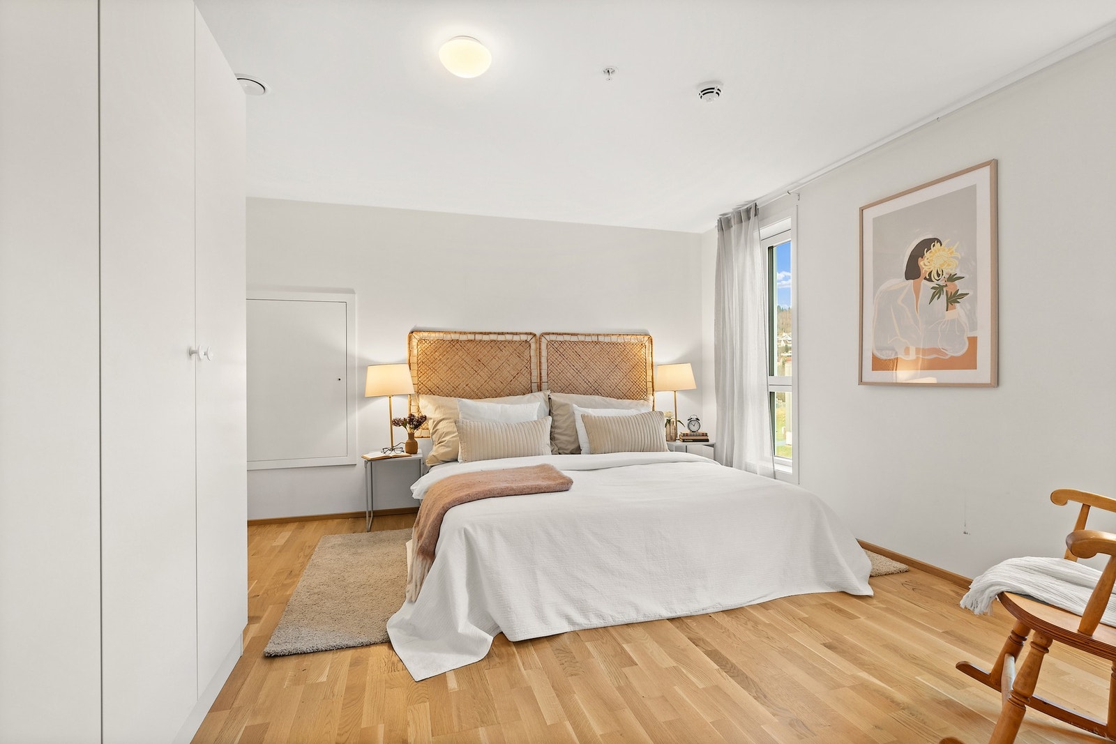 Hovedsoverom har plass til garderoberekke og en dobbeltseng med tilhørende møbel. Galleribilde