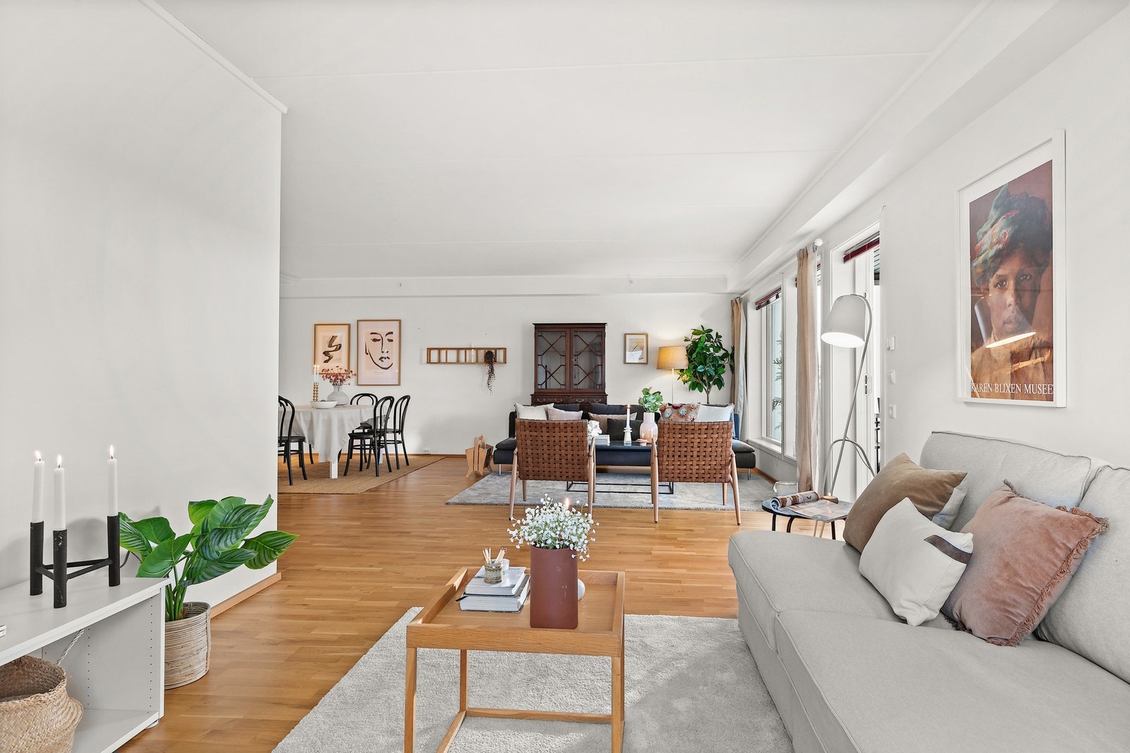 Boligen har behagelig oppvarming via sonestyrt vannbåren gulvvarme. Galleribilde