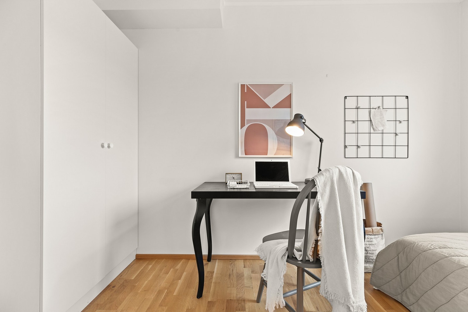 Soverommet er utstyrt med et frittstående garderobeskap. Galleribilde