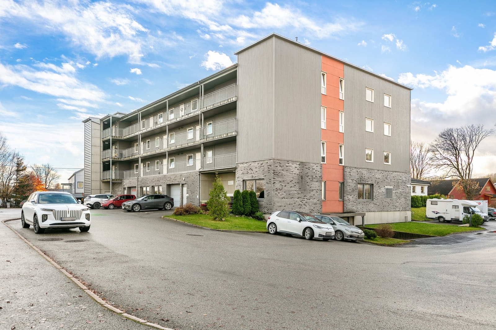 Det aktuelle boligbygget ligger sentralt til i et hyggelig nærområde. Galleribilde