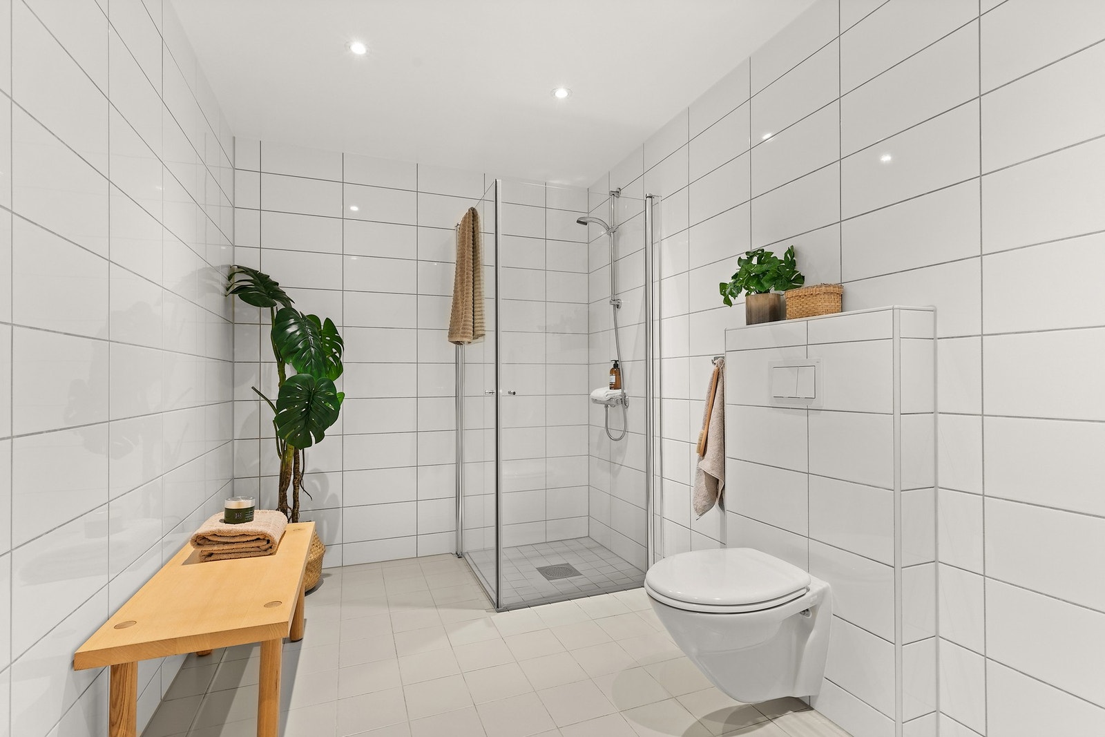 Bad innenfor hovedsoverom og garderobe har opplegg for vaskemaskin. Galleribilde