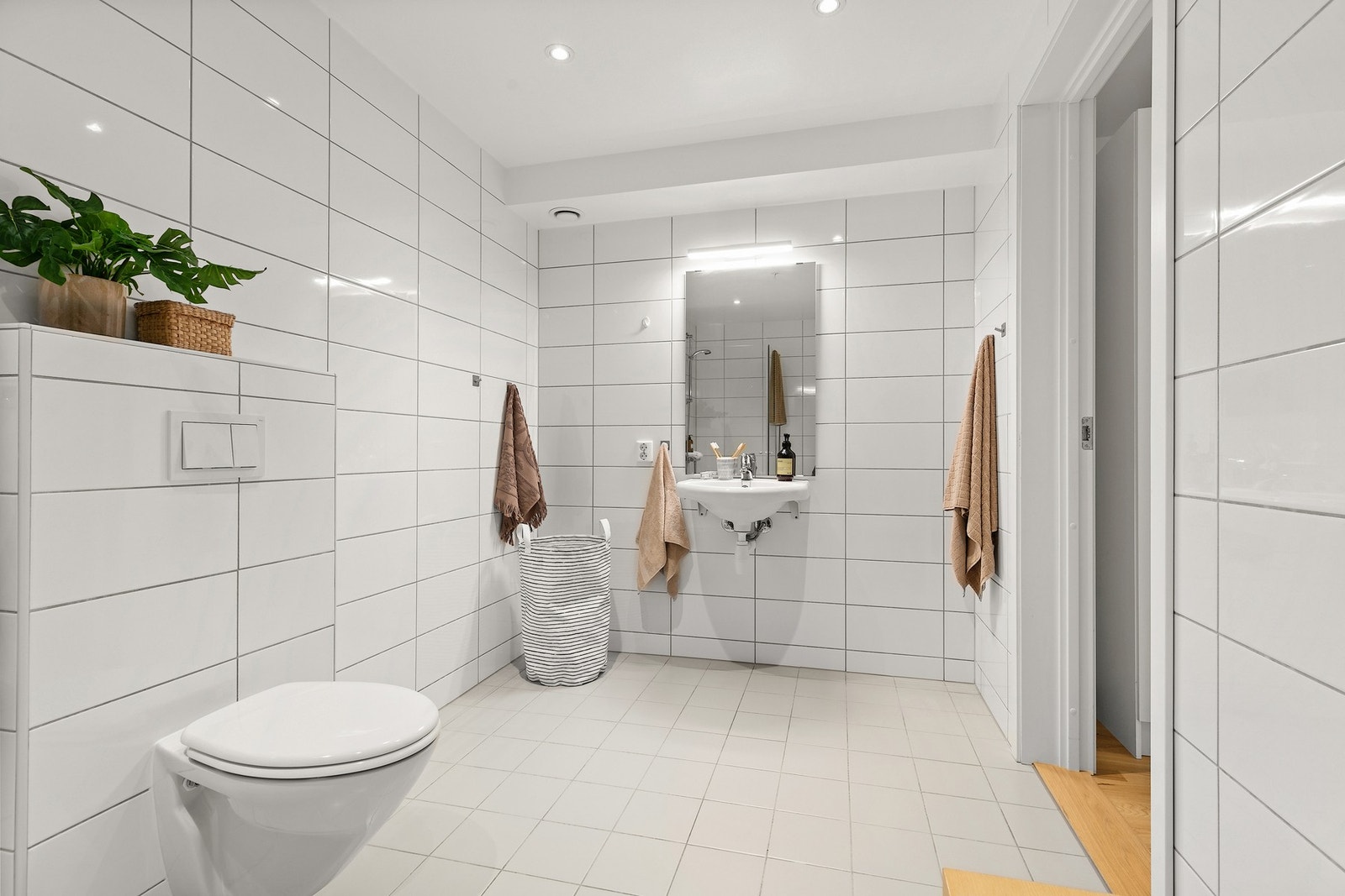 Bad tilknyttet garderobe og hovedsoverom er flislagt, og oppvarmet med varmekabler i gulv. Galleribilde