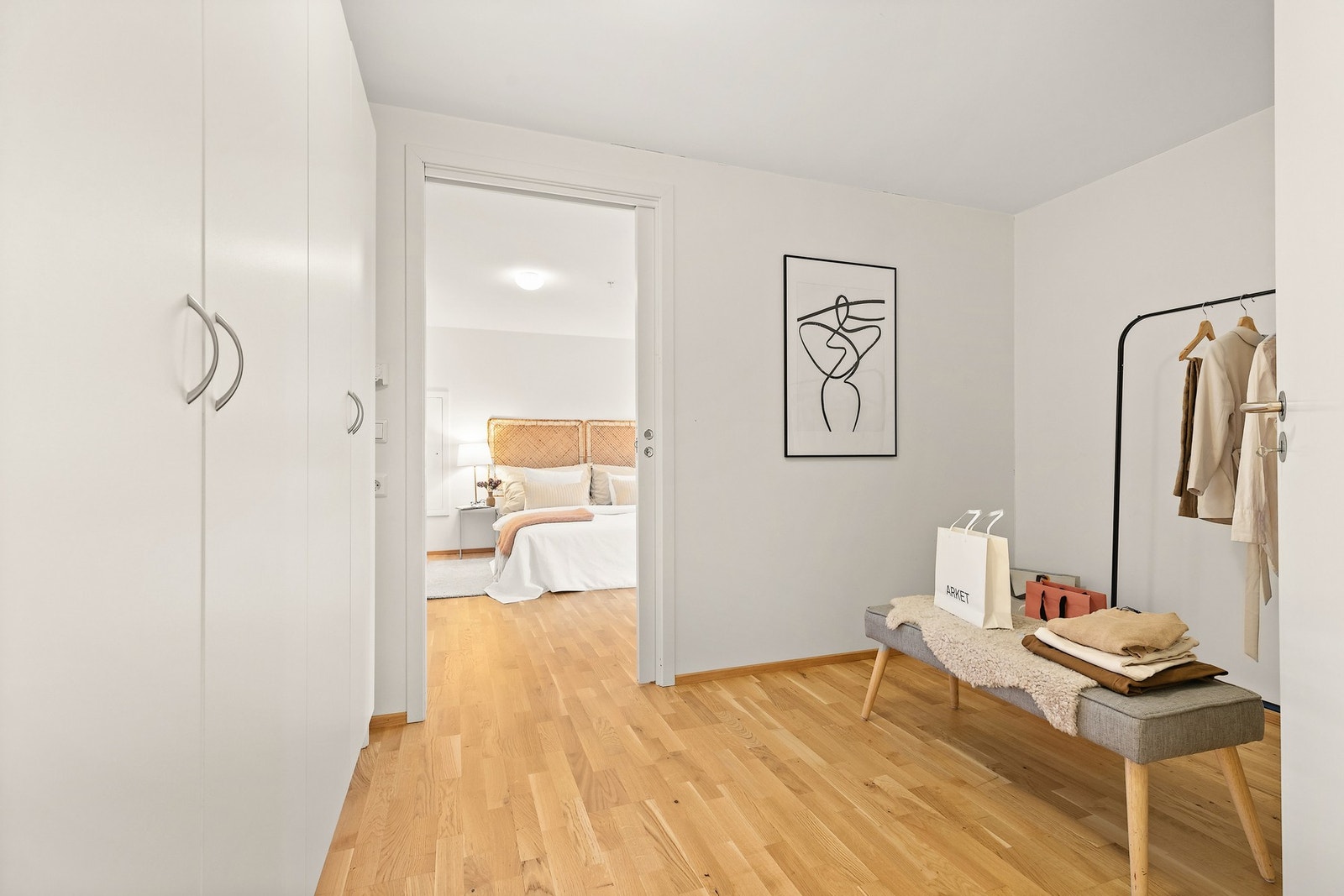 Soverommet gir tilgang til en praktisk garderobe/walk in closet. Galleribilde