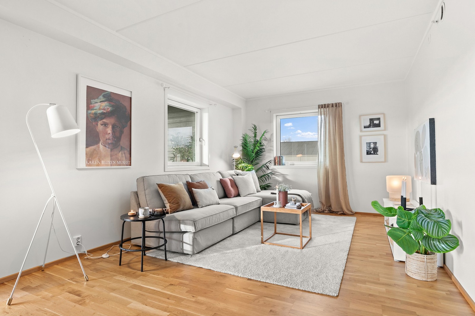 Stue og kjøkken har pene overflater med lyst malte vegger og parkett på gulv. Galleribilde