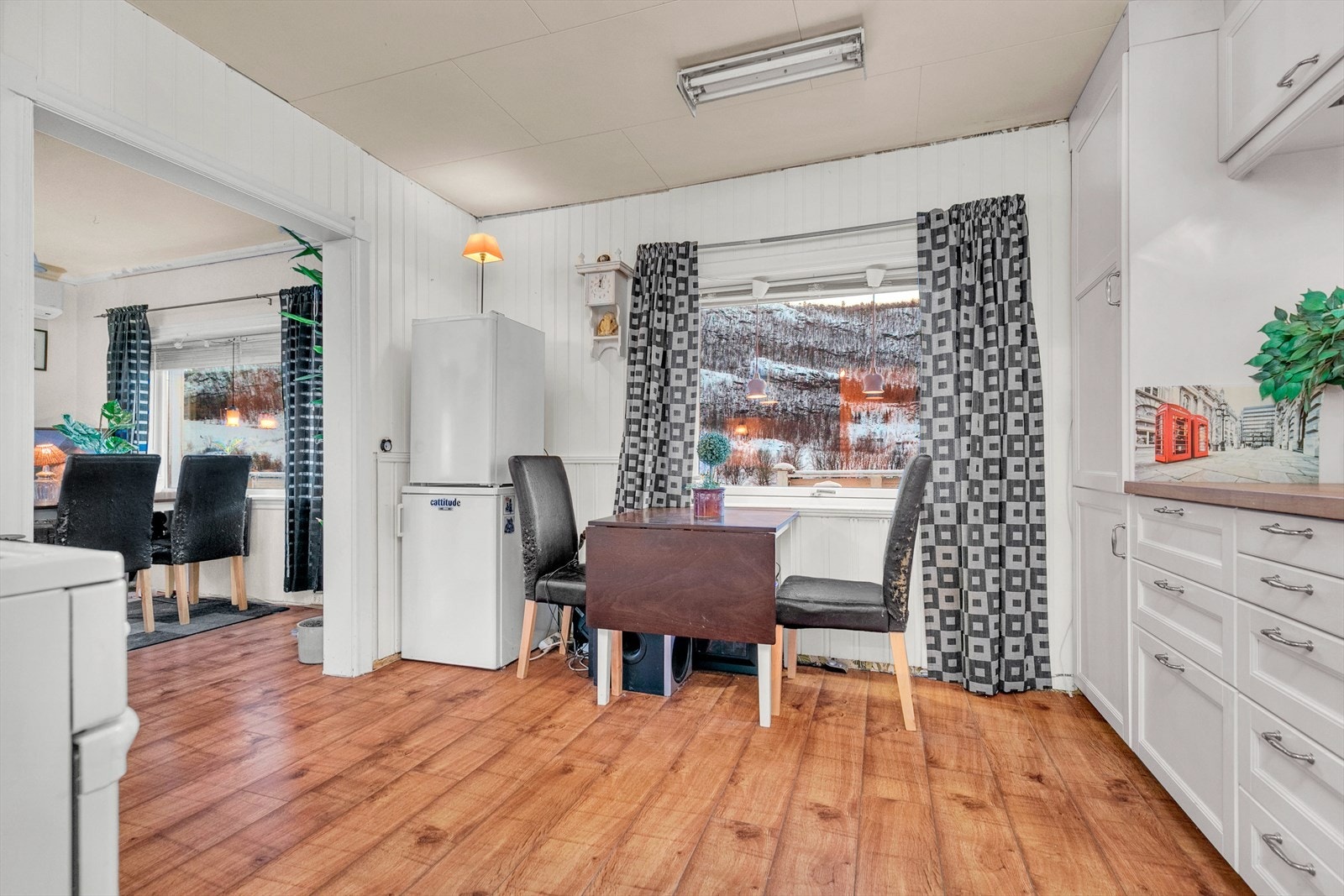 Kjøkken i åpen løsning fra stue. Galleribilde