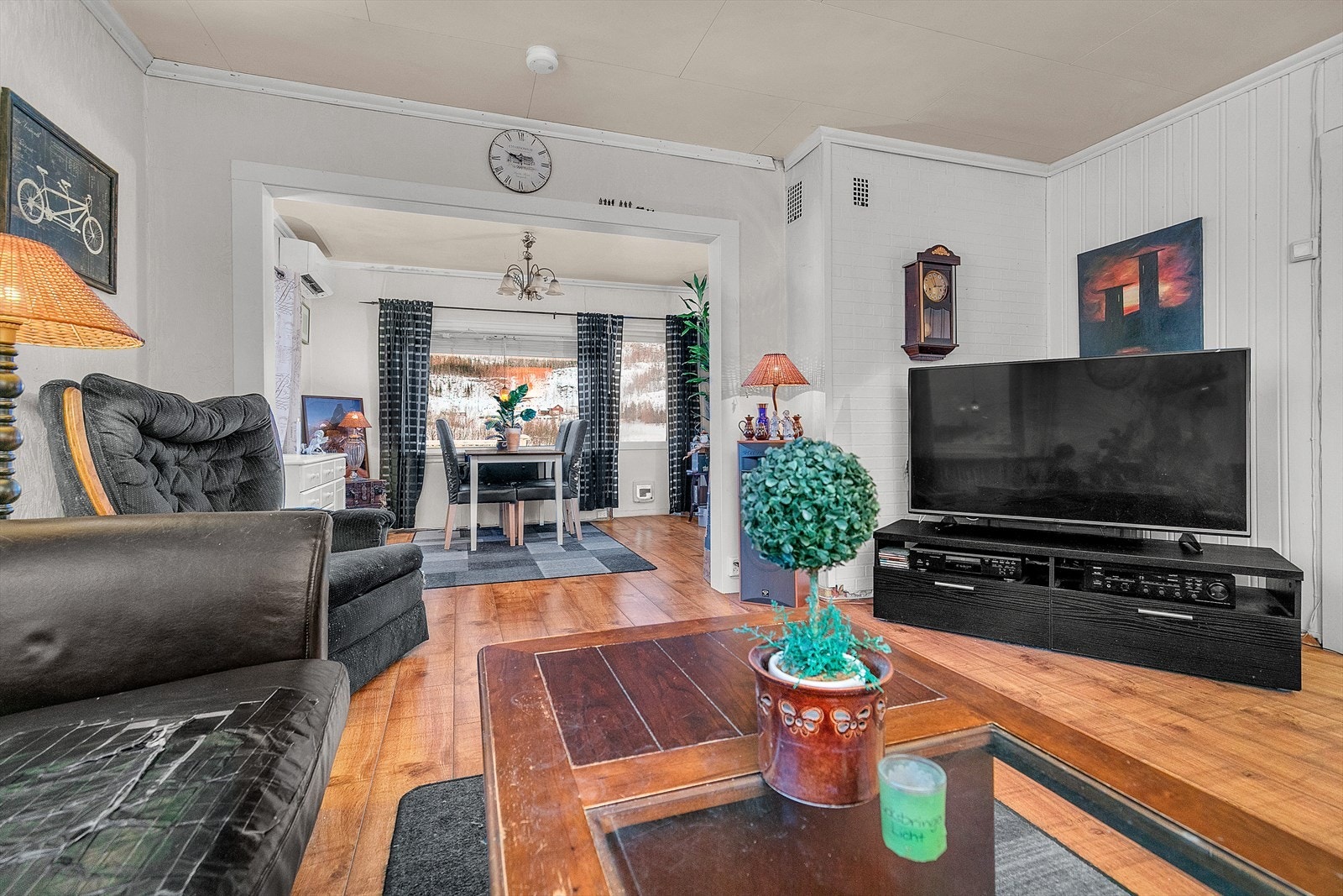 Romslig stue med mulighet for møblering i flere soner. Galleribilde