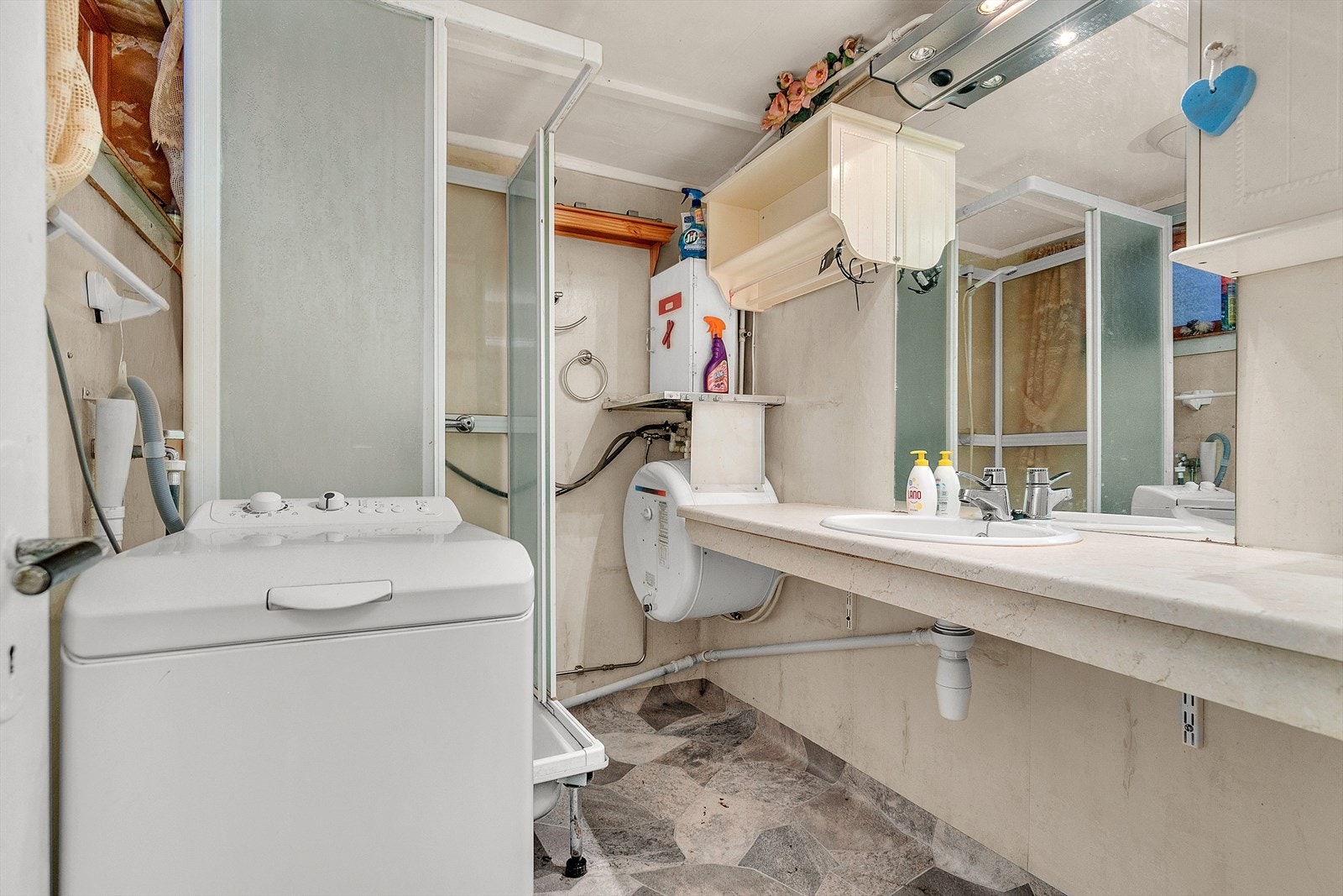 Boligens bad samt toalettrom befinner seg i kjelleren. Galleribilde