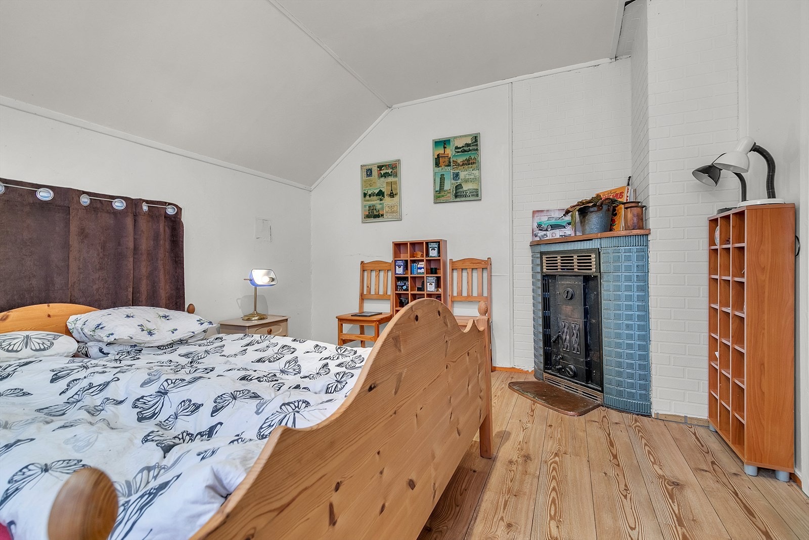 Det er vedovn på et rom som i dag benyttes som soverom. Galleribilde