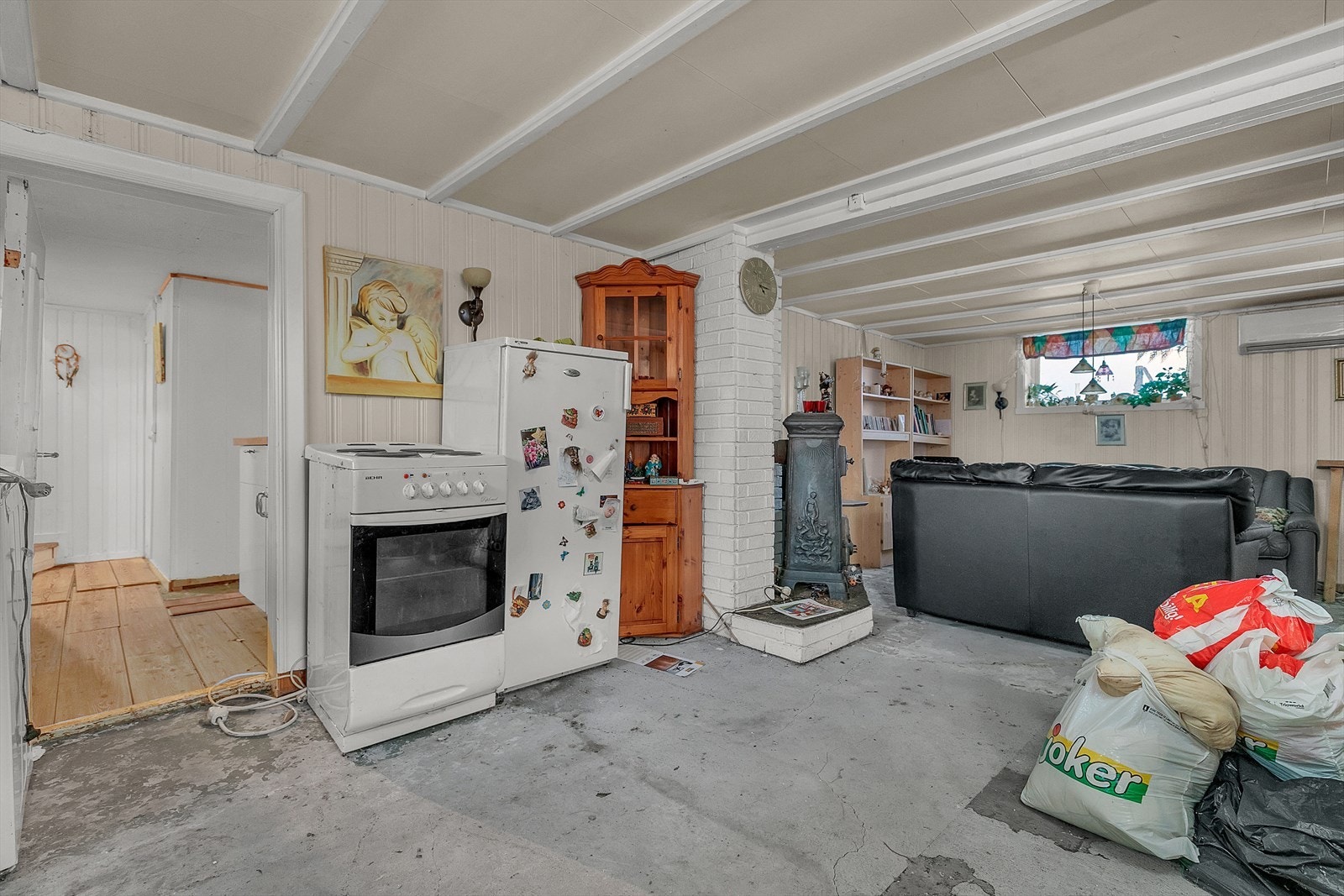 Gulvet i kjellerstuen hadde tidligere belegg, dette ble fjernet ifbm tidligere lekkasje. Galleribilde