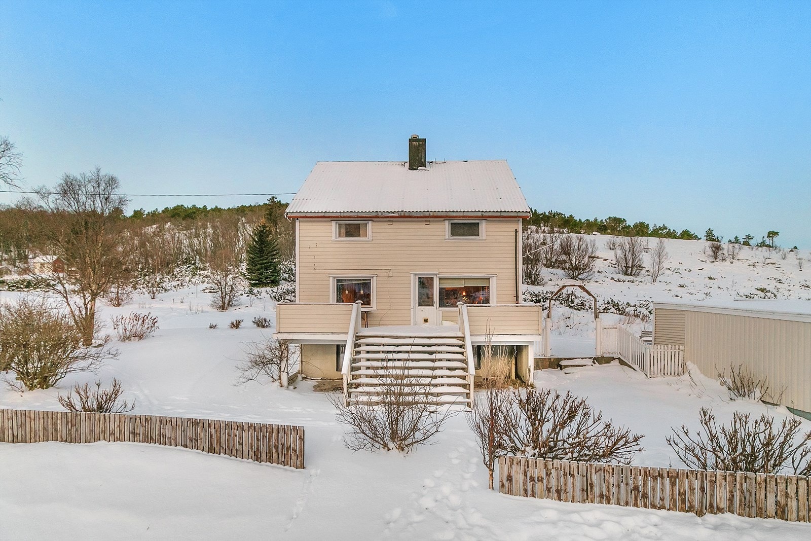 Stor og fin trapp i front av boligen. Galleribilde