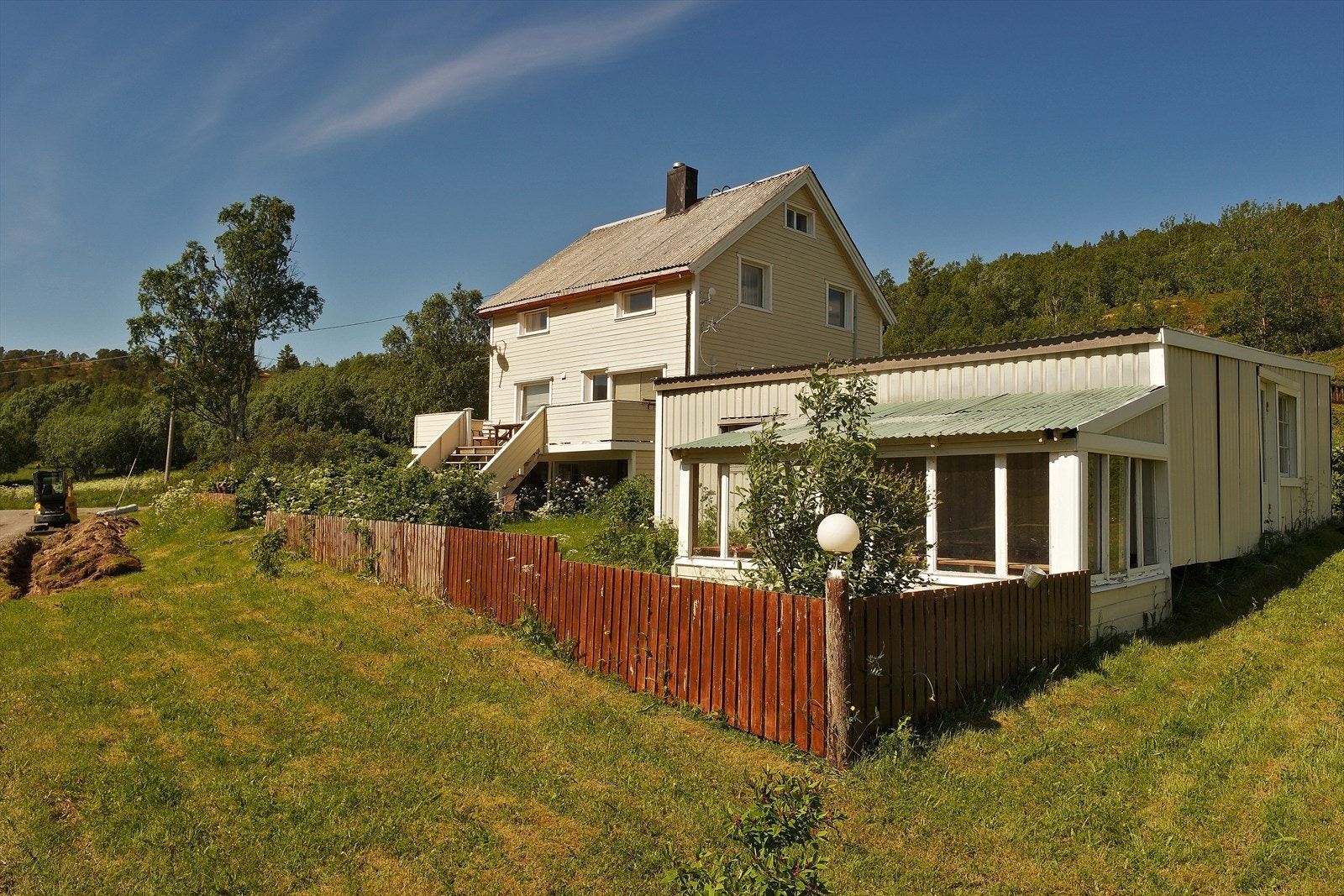 Her har du nærhet til både fjell og sjø, noe som gir deg muligheten til å oppleve naturen like utenfor dørstokken. Galleribilde