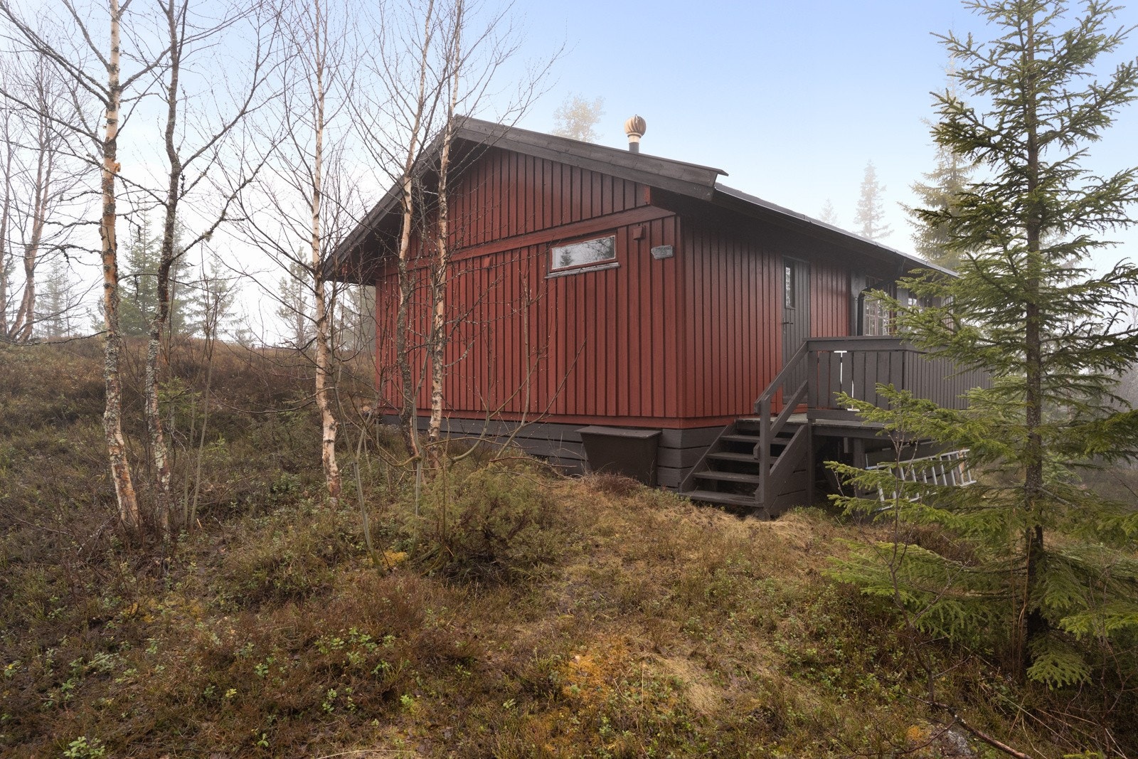 Biloppstillingsplass er utenfor eiendommen, ca. 130 m fra hytte Galleribilde