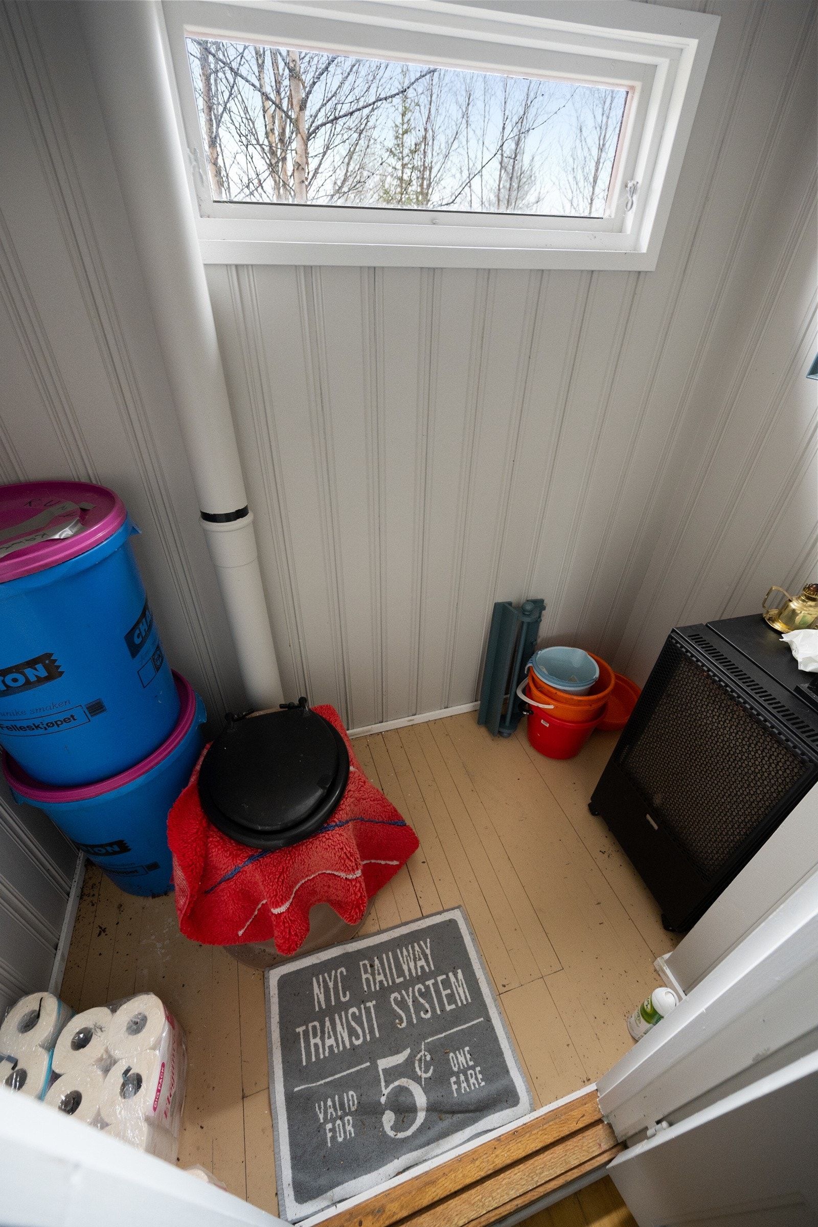 I tillegg finner du et enkelt dorom som varmes opp med gassovn Galleribilde