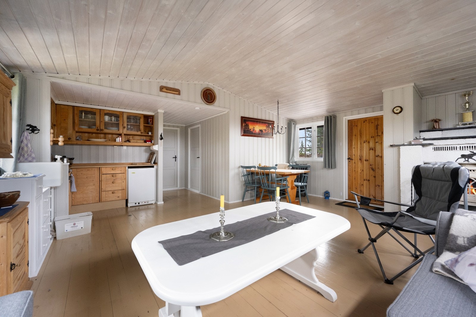 Dette er en koselig hytte med enkel standard uten vann, strøm og avløp. Vann hentes enten i tjernet eller i bekken. Galleribilde