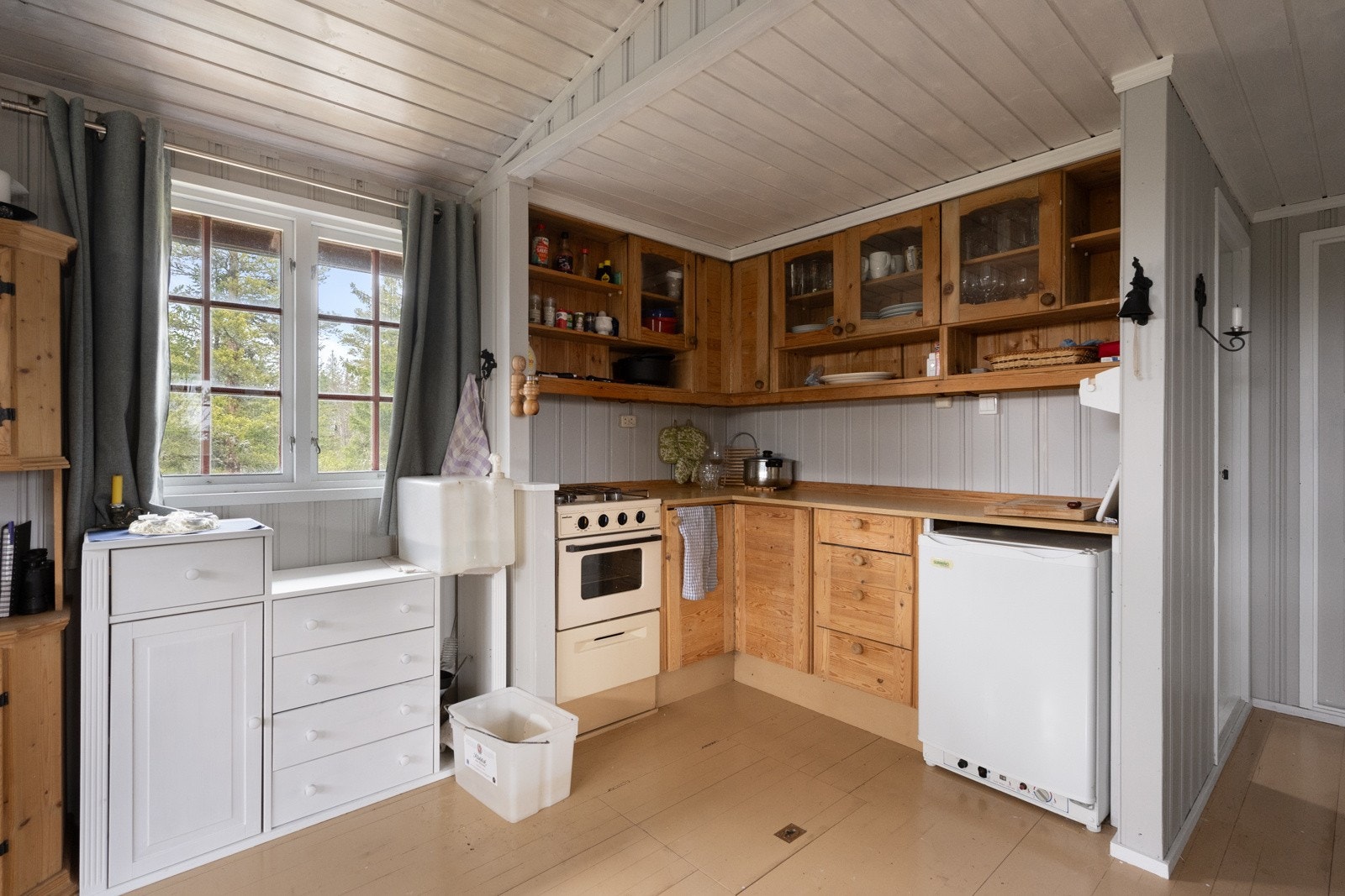 Kjøkkenet har en klassisk innredning fra ca. 1990 med både under- og overskap i tre Galleribilde