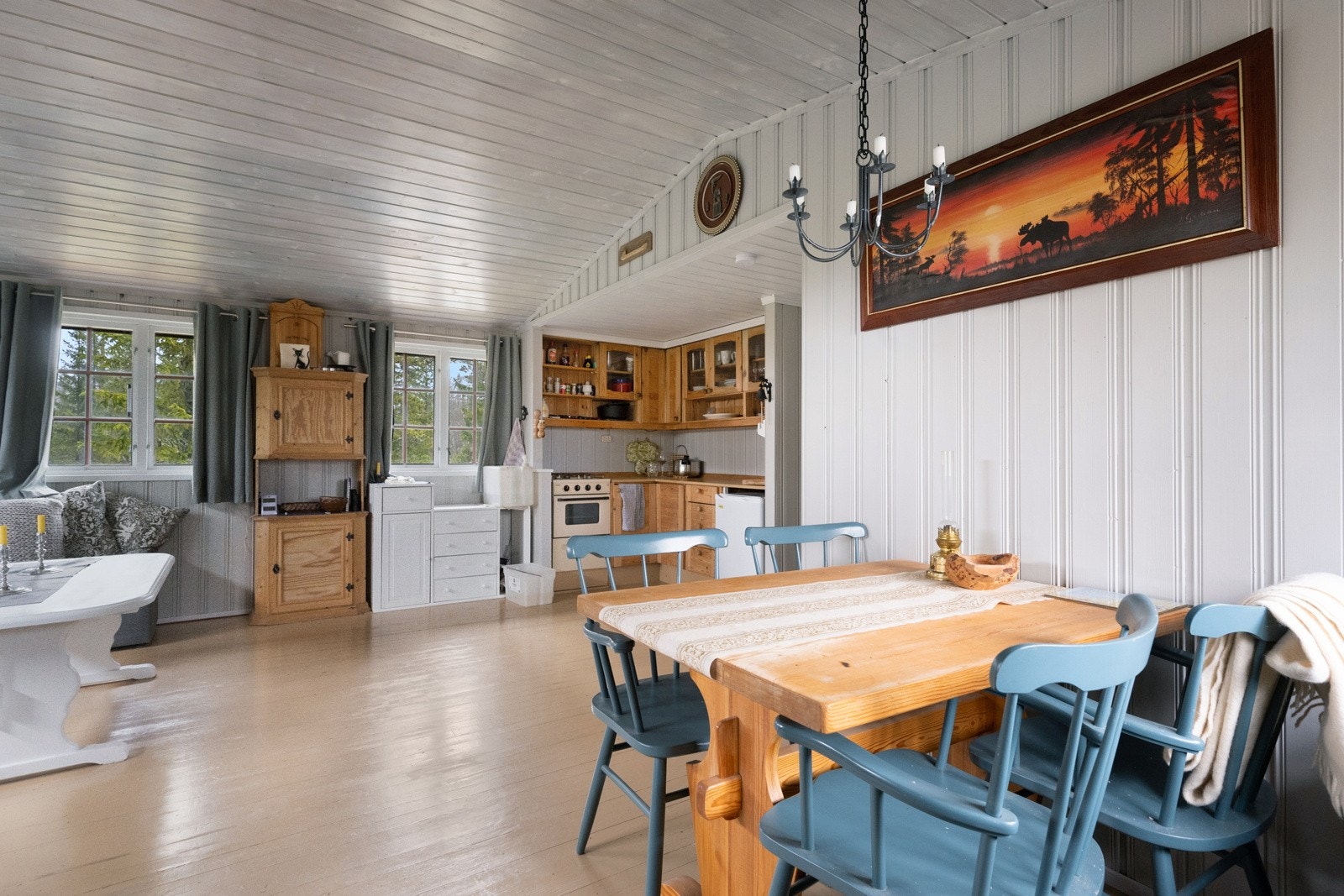 Hytta har en åpen og luftig planløsning mellom stue og kjøkken, som skaper en lys og trivelig atmosfære Galleribilde