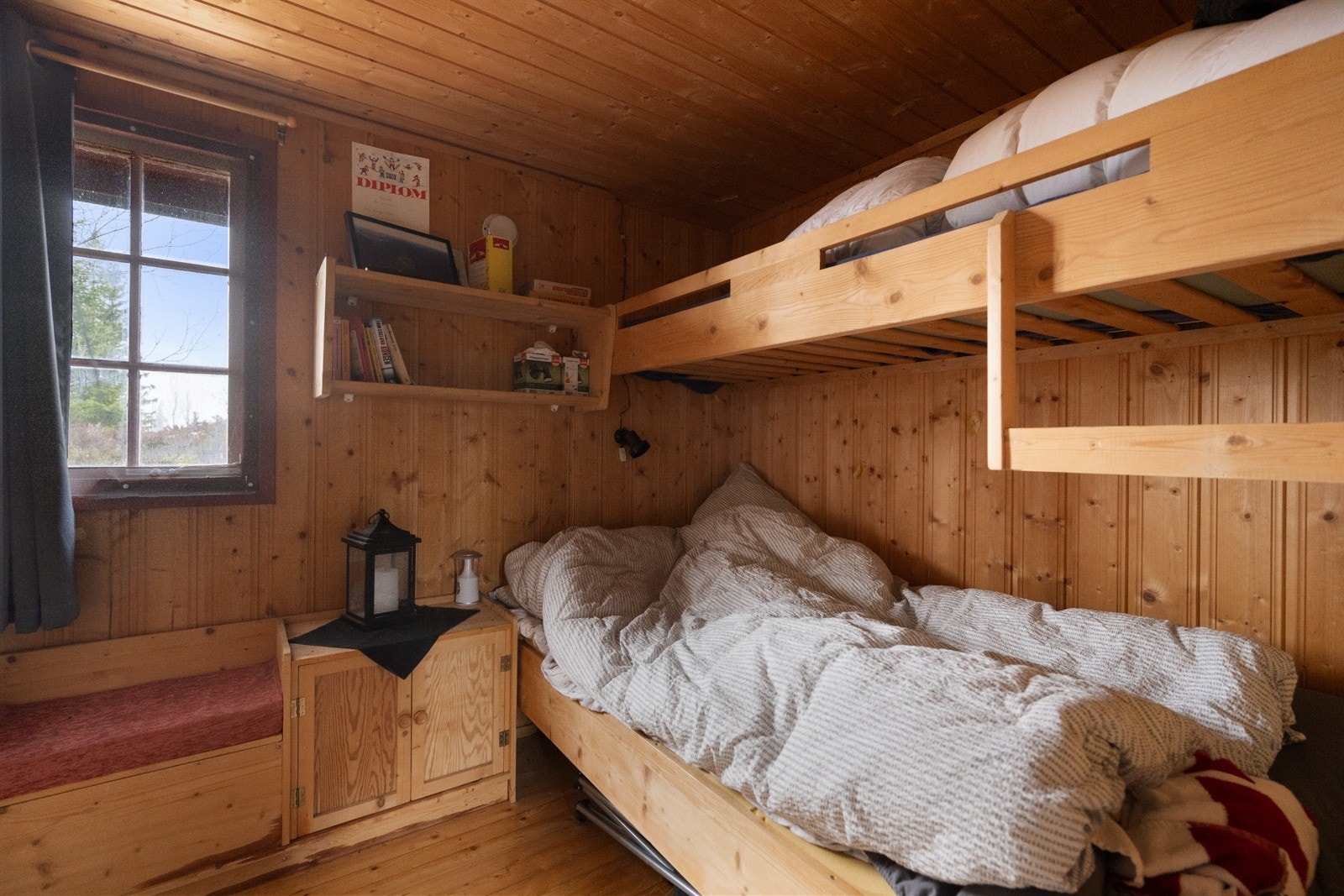 Hytta har to soverom, begge innredet med innebygde familiekøyer Galleribilde