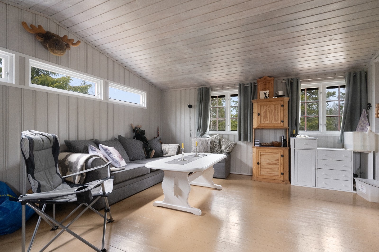 Fra stuen har du direkte utgang til en solrik terrasse hvor du kan nyte morgenkaffen med utsikt til naturen rundt. Galleribilde