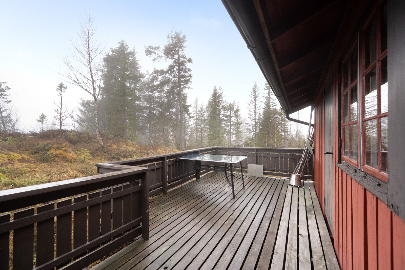 Rolig beliggenhet i naturskjønne omgivelser med fine turmuligheter hele året, oppkjørte skiløyper vinterstid Galleribilde