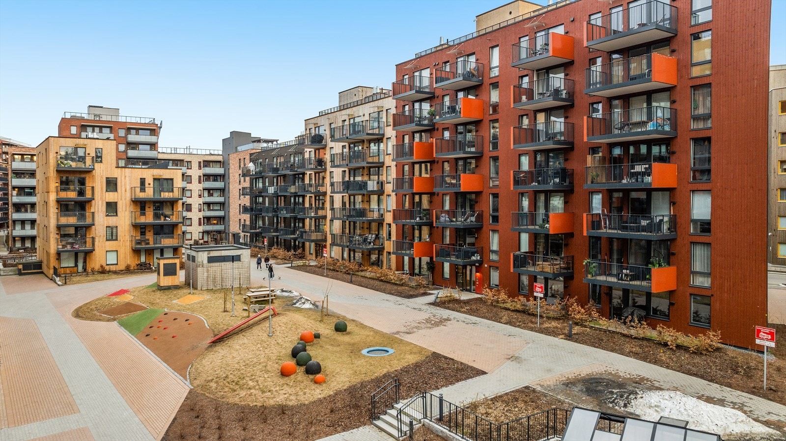 Nyere 2-roms leilighet med garasjeplass. Fasade inngangsparti Galleribilde