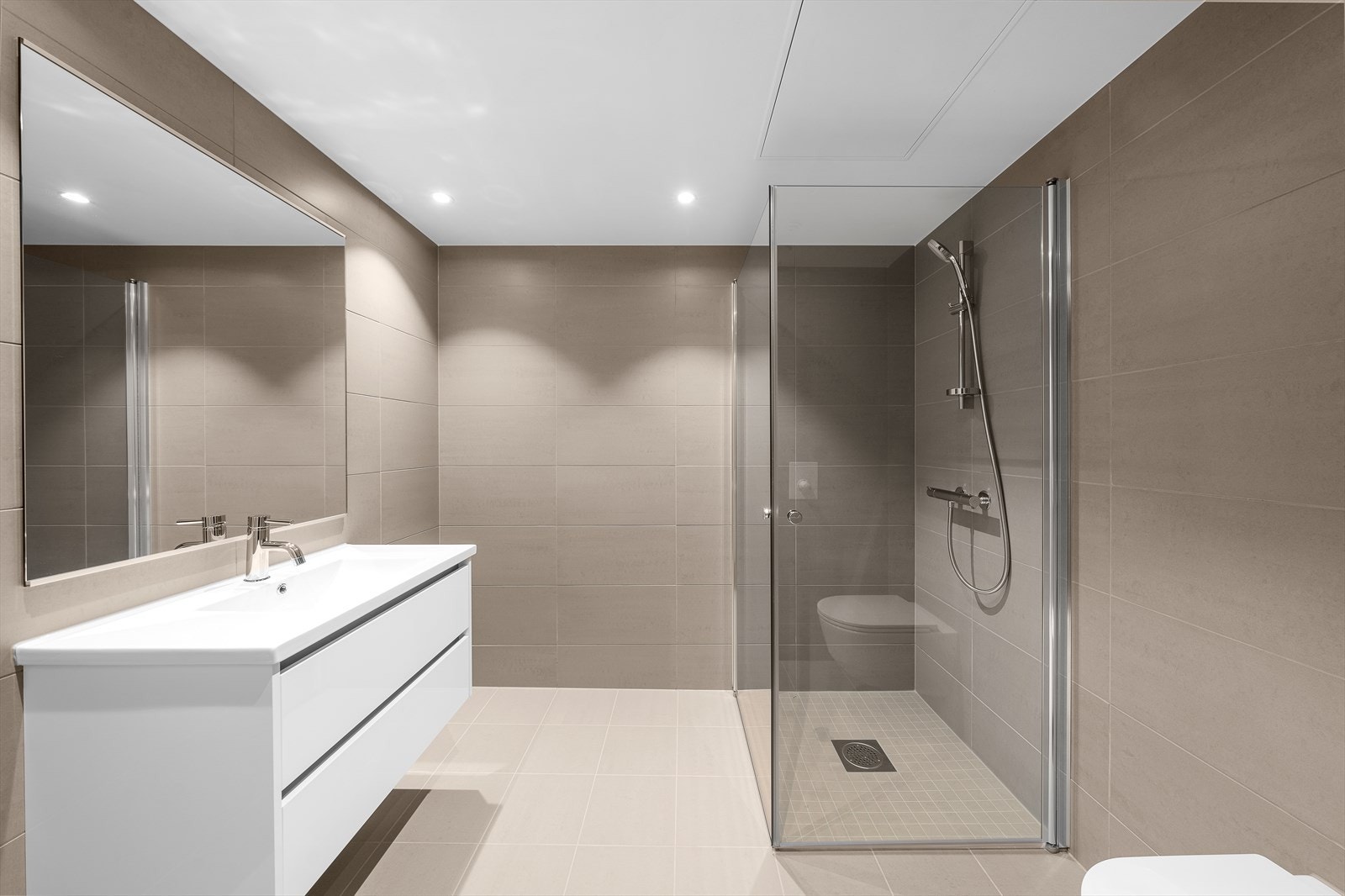 Moderne bad/wc med fliser på gulv og vegger Galleribilde