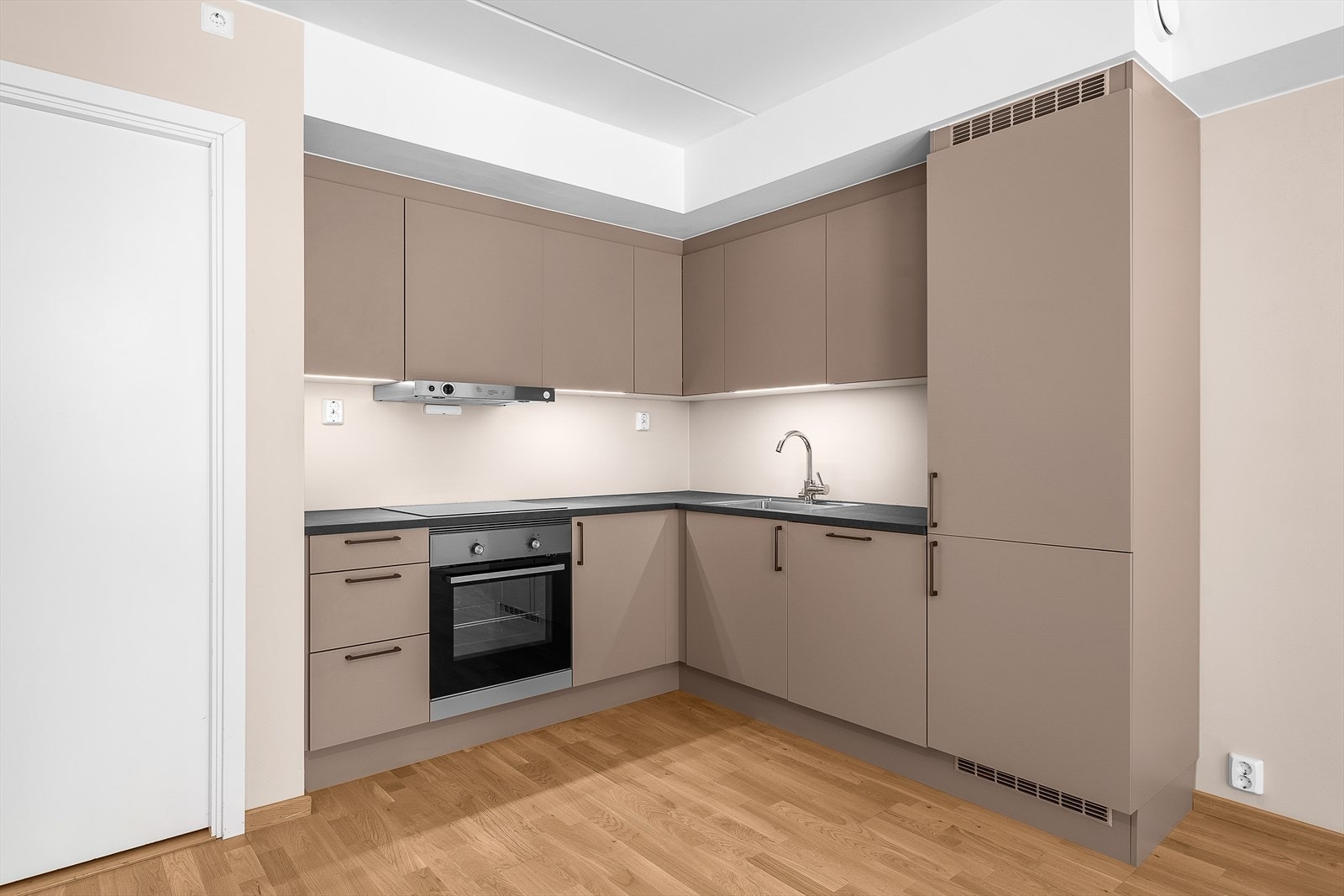 Integrerte hvitevarer på kjøkkenet Galleribilde