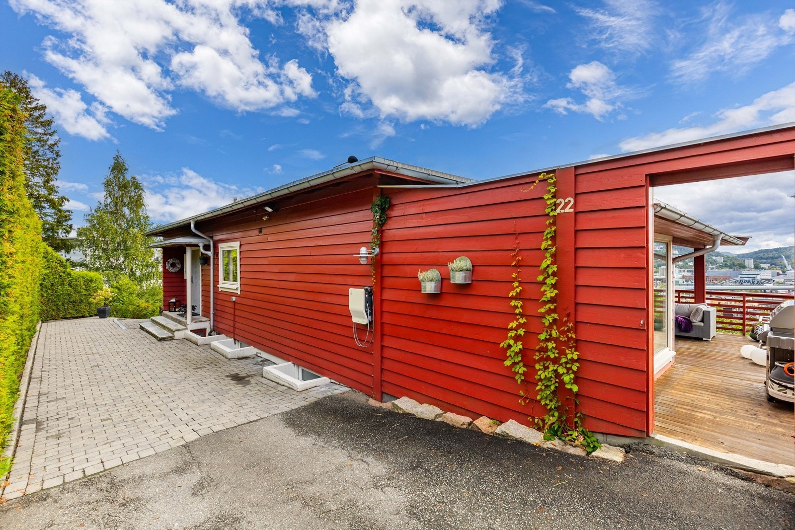 Fasade - biloppstilling med lader Galleribilde