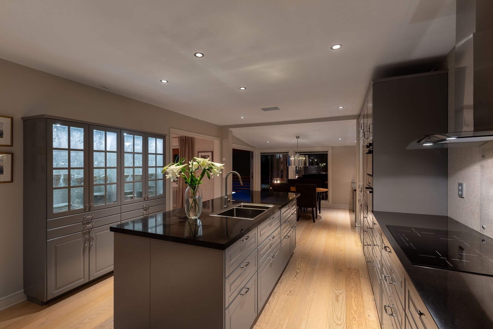 Innredningen består også av praktisk vitrinemøblement Galleribilde