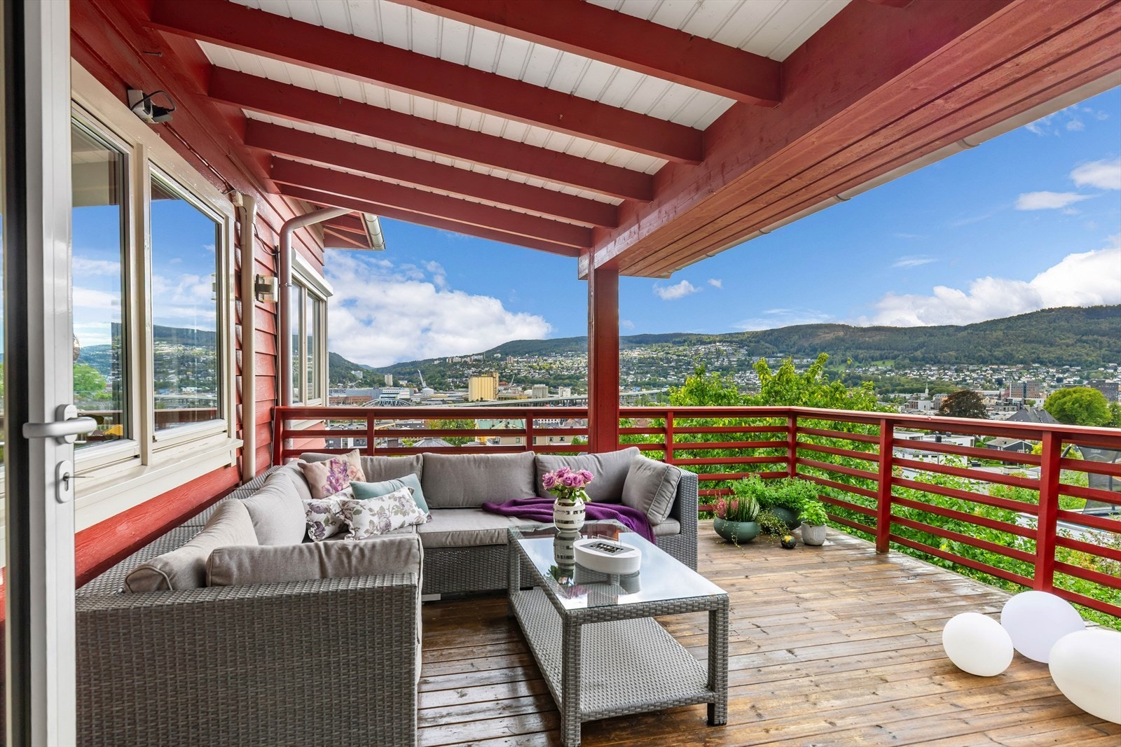 Når man drar døren helt opp blir det en sømløs overgang mellom ute- og innemiljø Galleribilde