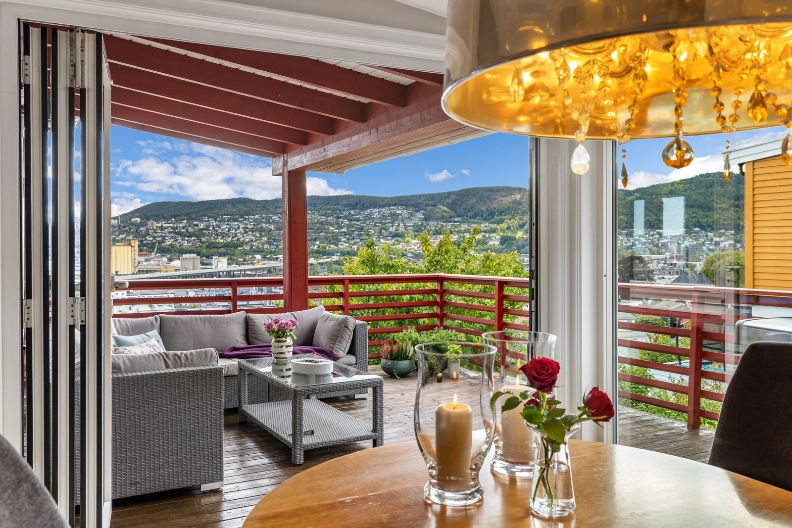 Boligen ligger solrikt og fint til i Bragernesåsen, med nydelige sol- og utsiktsforhold Galleribilde