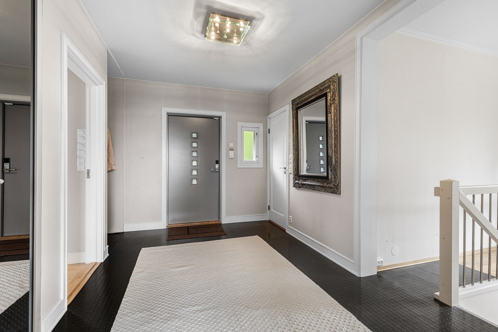 Romslig hall med god plass for å henge fra seg Galleribilde