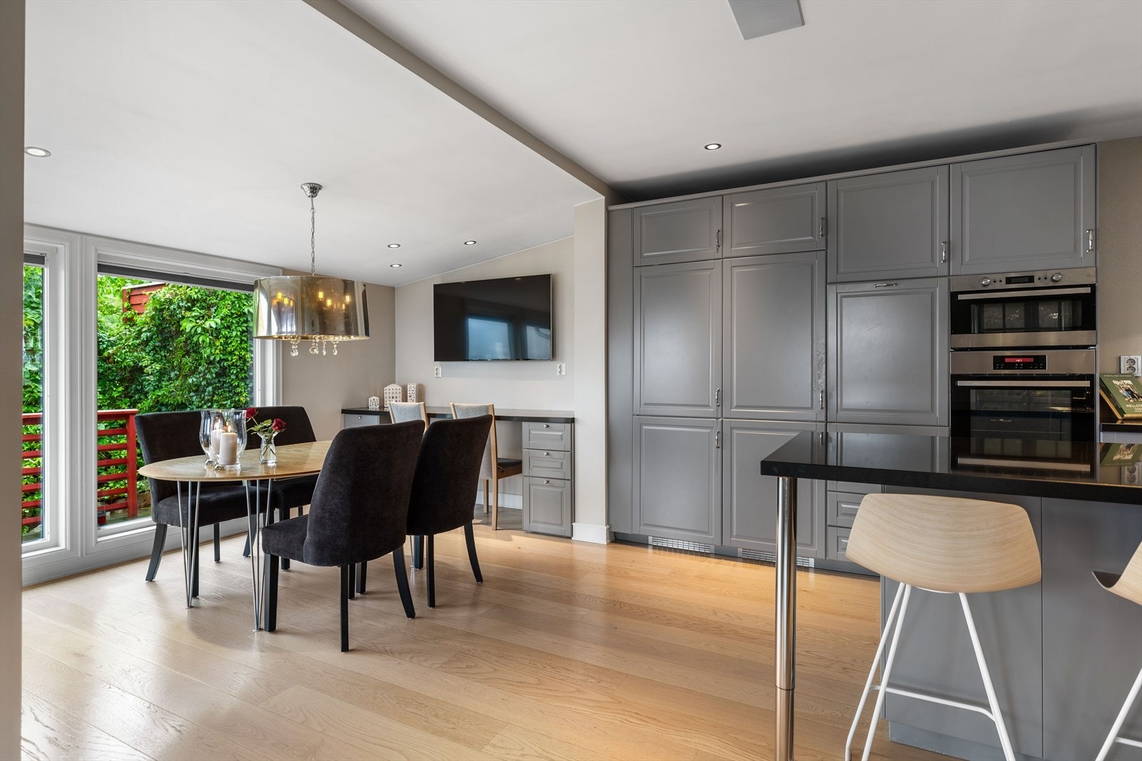 Kjøkkenet har barløsning på kjøkken, samt god plass for spisestue Galleribilde