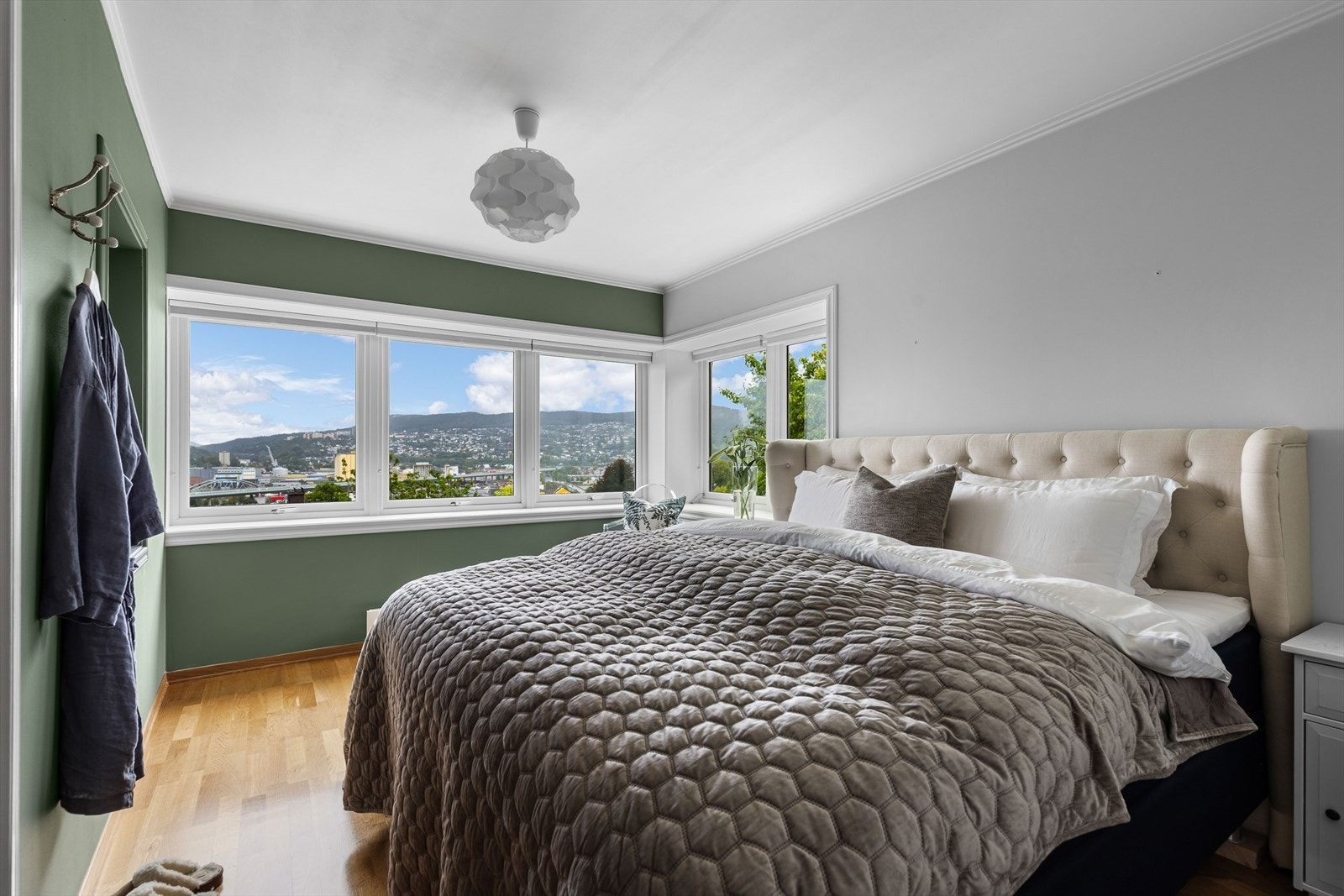 Hovedsoverom med flotte vinduer Galleribilde