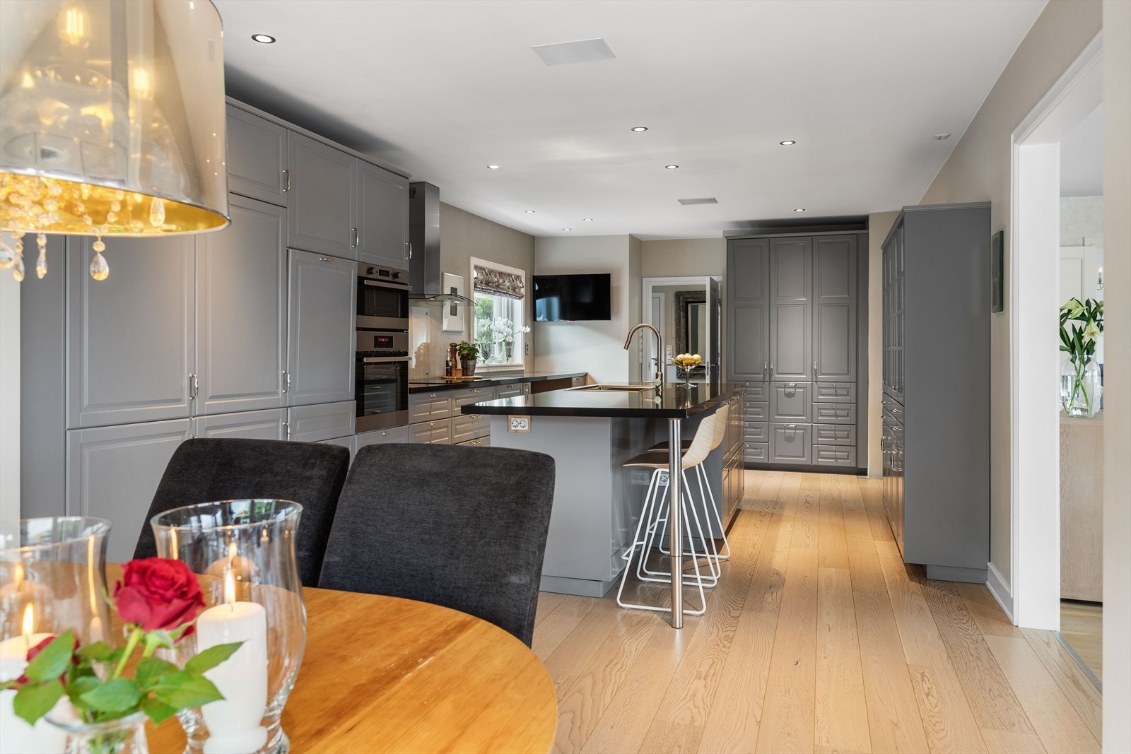 Sosial planløsning, hvor det er god kommunikasjon mellom spisestue og kjøkken Galleribilde