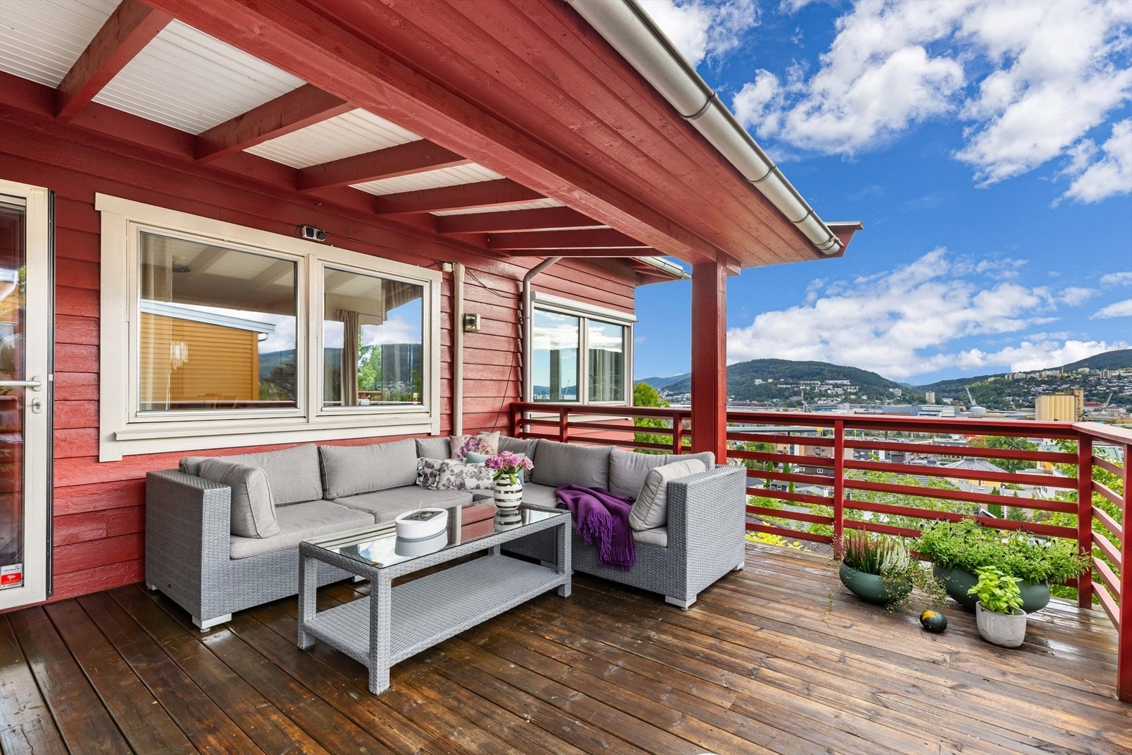 Delvis takoverbygget uteplass gir en lun løsning Galleribilde