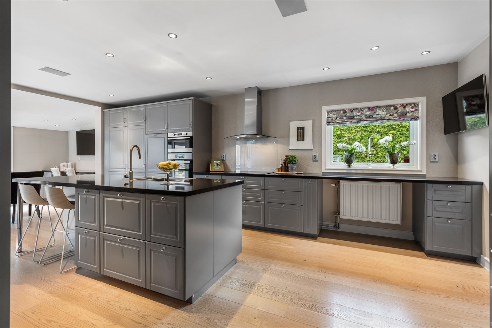 Kjøkkenet er velutstyrt, med rikholdig innredning Galleribilde