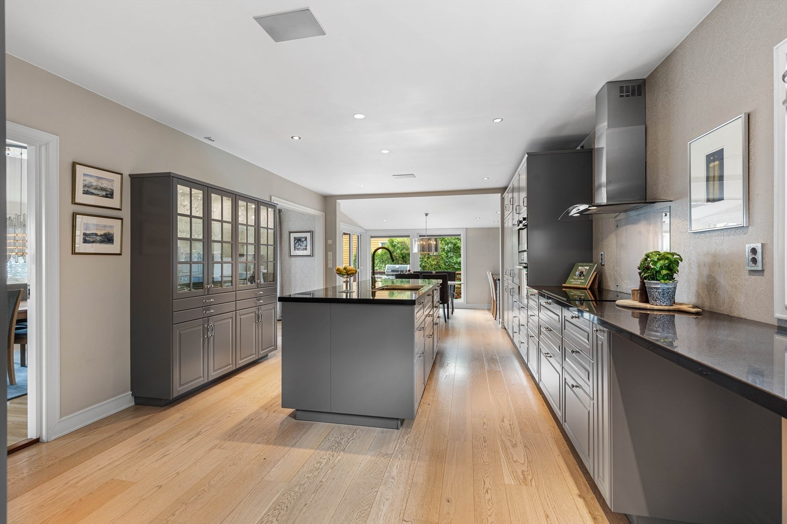 Her har du godt med skap- og skuffeplass, i tillegg til romslig benkeplate Galleribilde