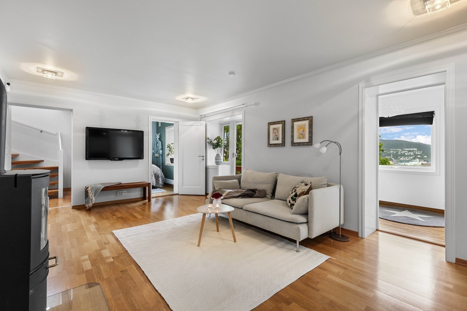 Etasjen var tidligere innredet med utleiedel, i dag brukes huset som en hel bolig Galleribilde