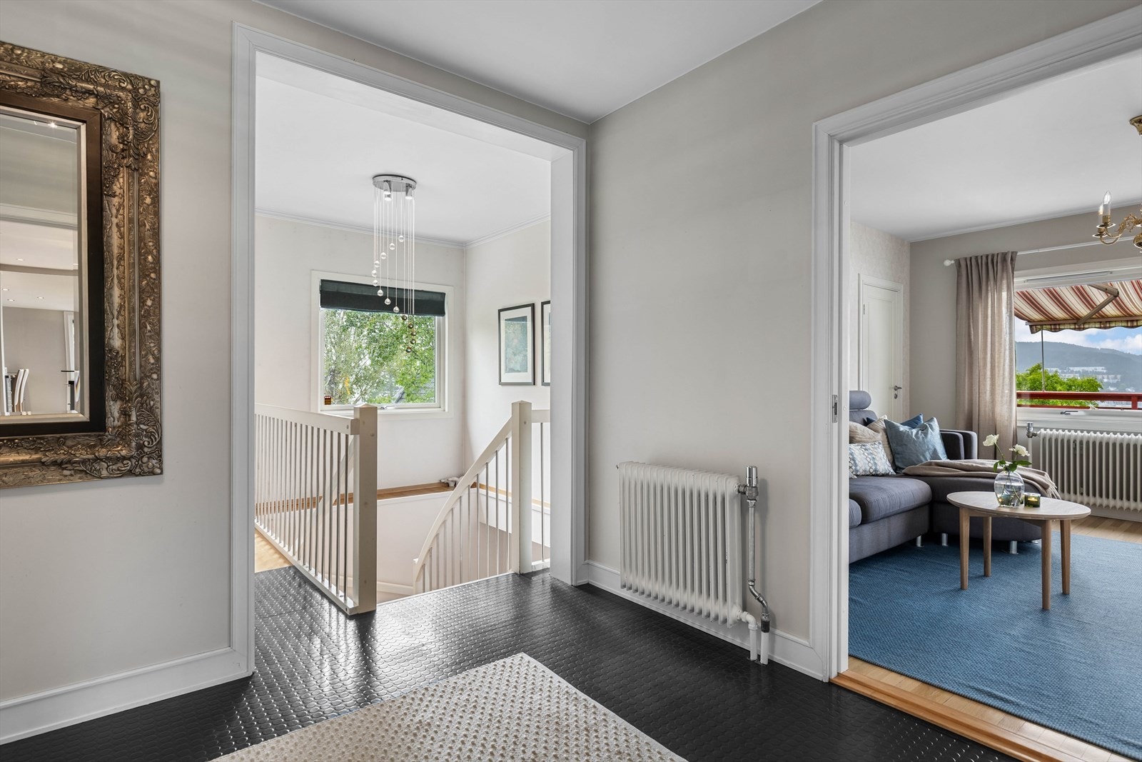 Trappeadkomst ned til underetasje Galleribilde