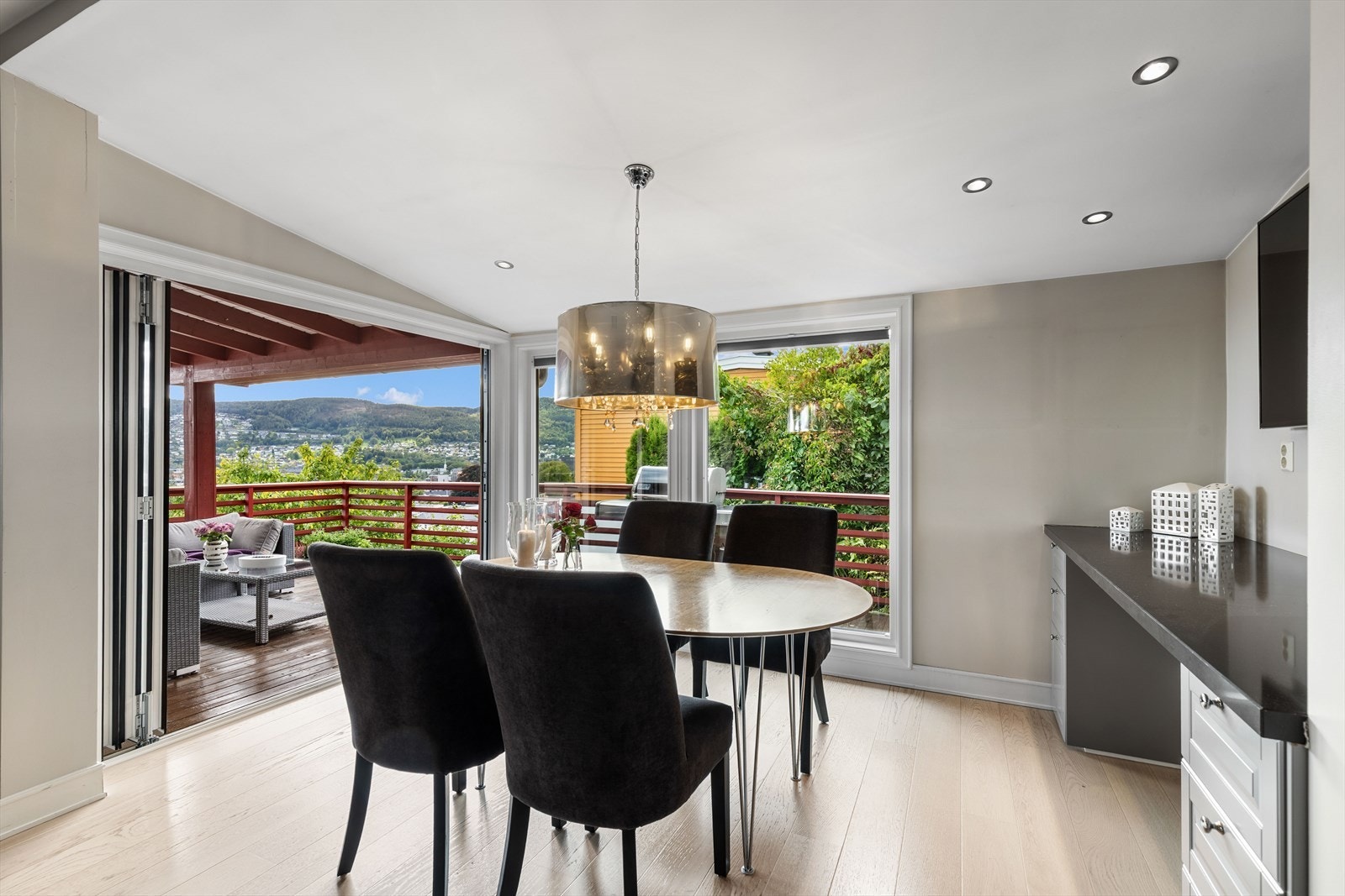 Spisestuen ligger fint til, med store vindusflater Galleribilde