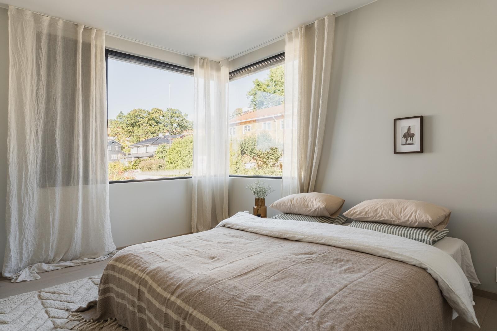 Hovedsoverommet har stor garderobe og én-suite bad.