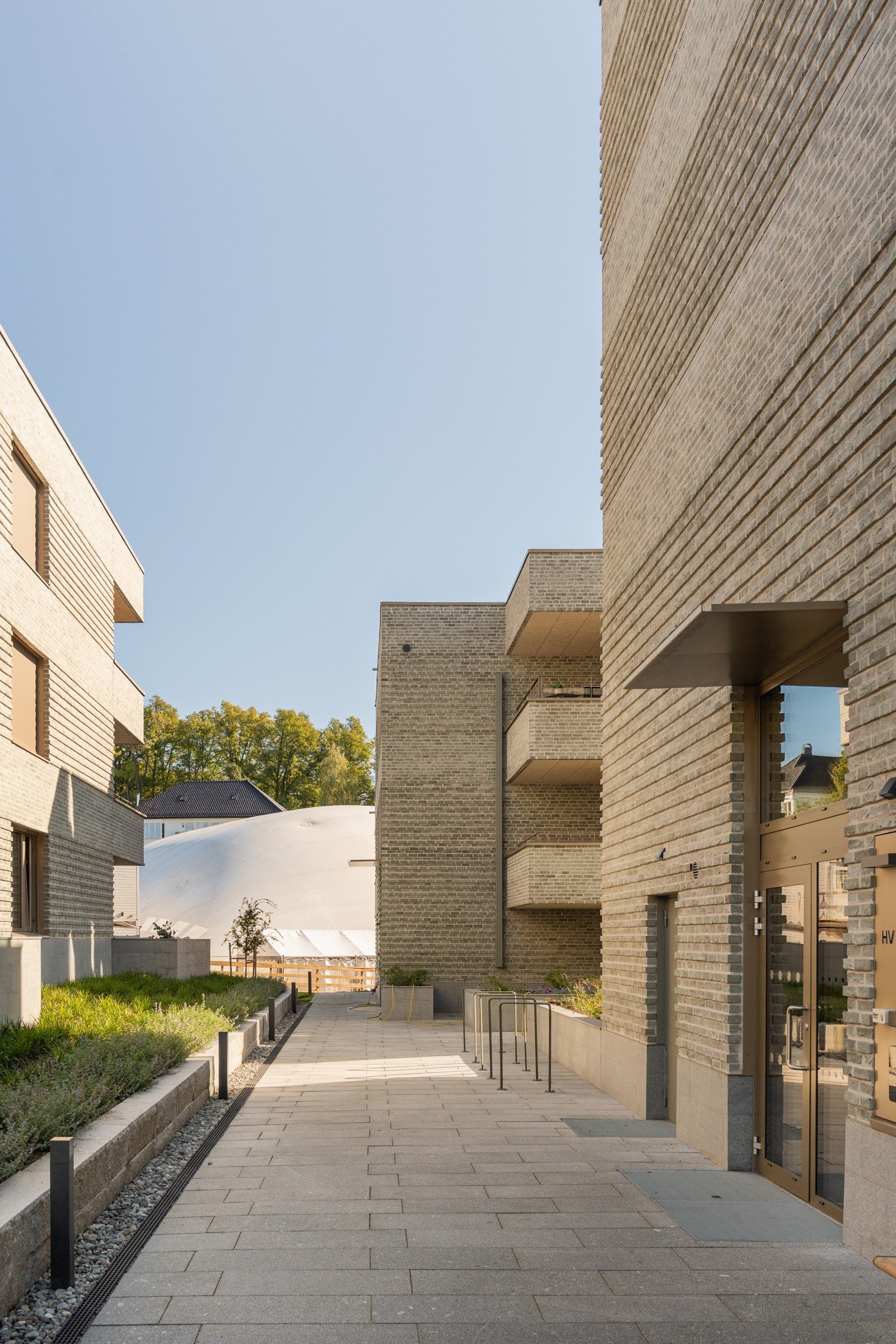 Inngangspartiet er elegant utsmykket med den vakre lysekronen Drop Chandelier Bulb fra 101 Copenhagen.