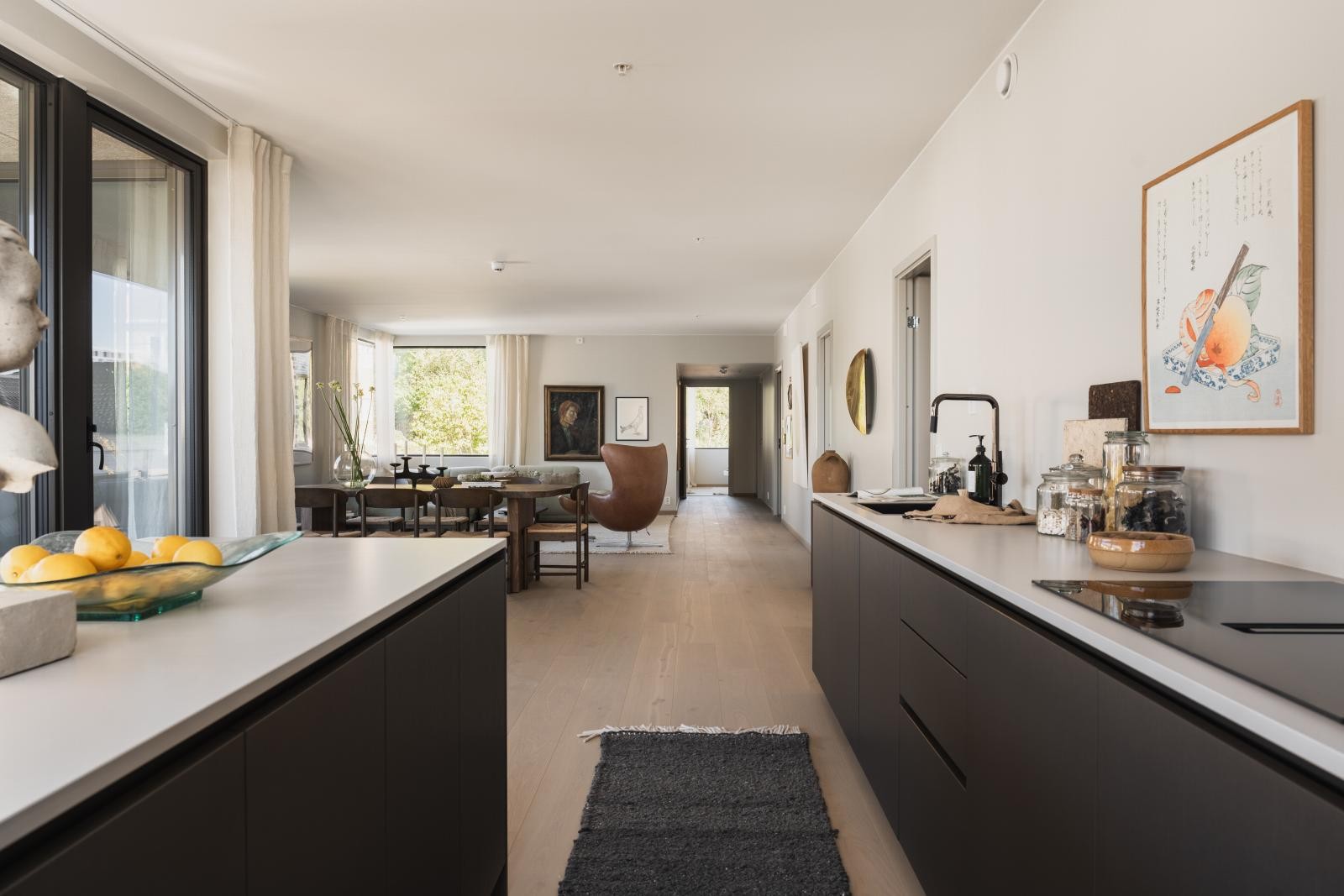 Alle hvitevarer er fra Gaggenau og Siemens.