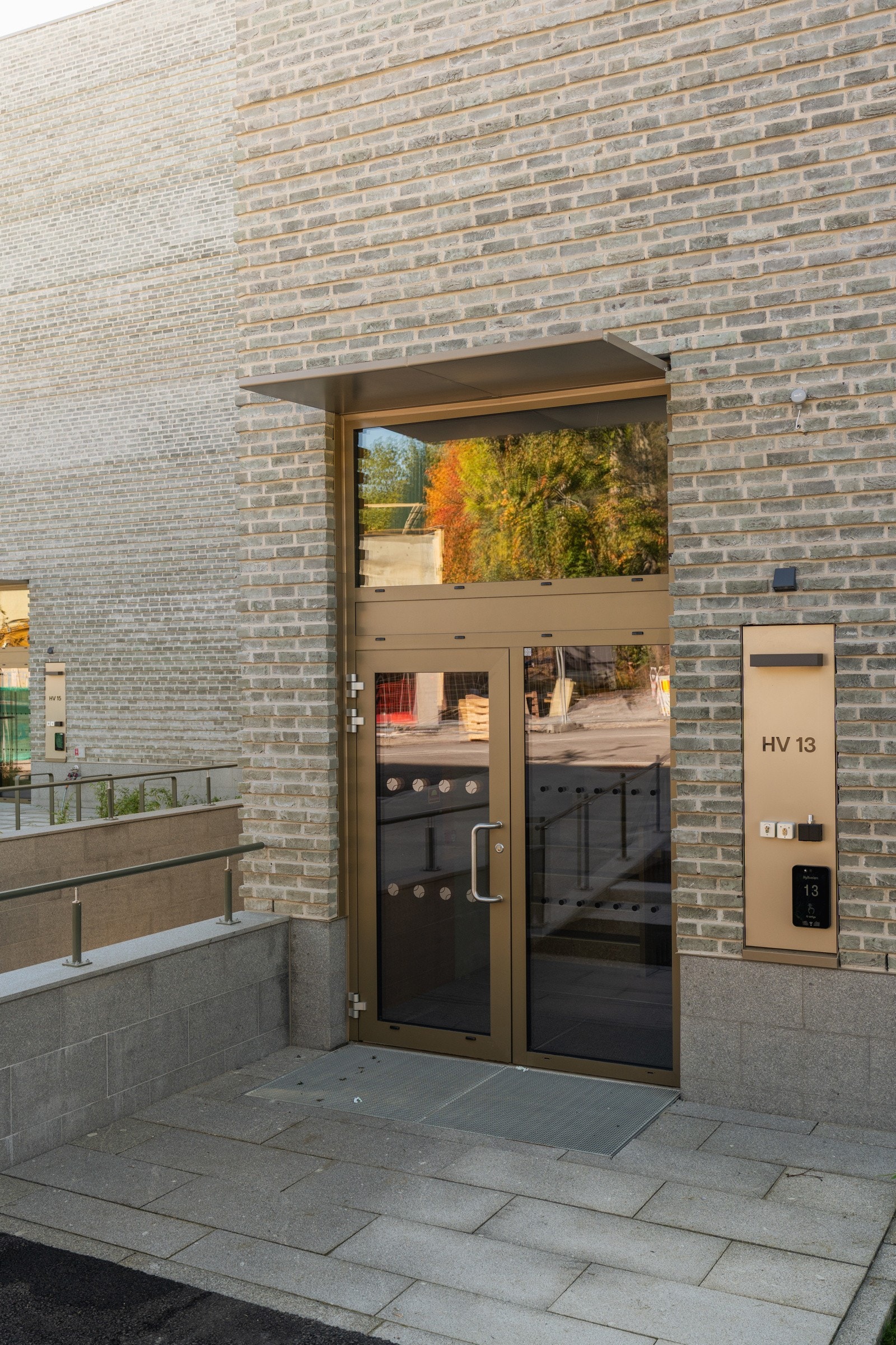 Bygget møter bakken med en flott granittsokkel som gir huset en elegant avslutning mot terrenget.