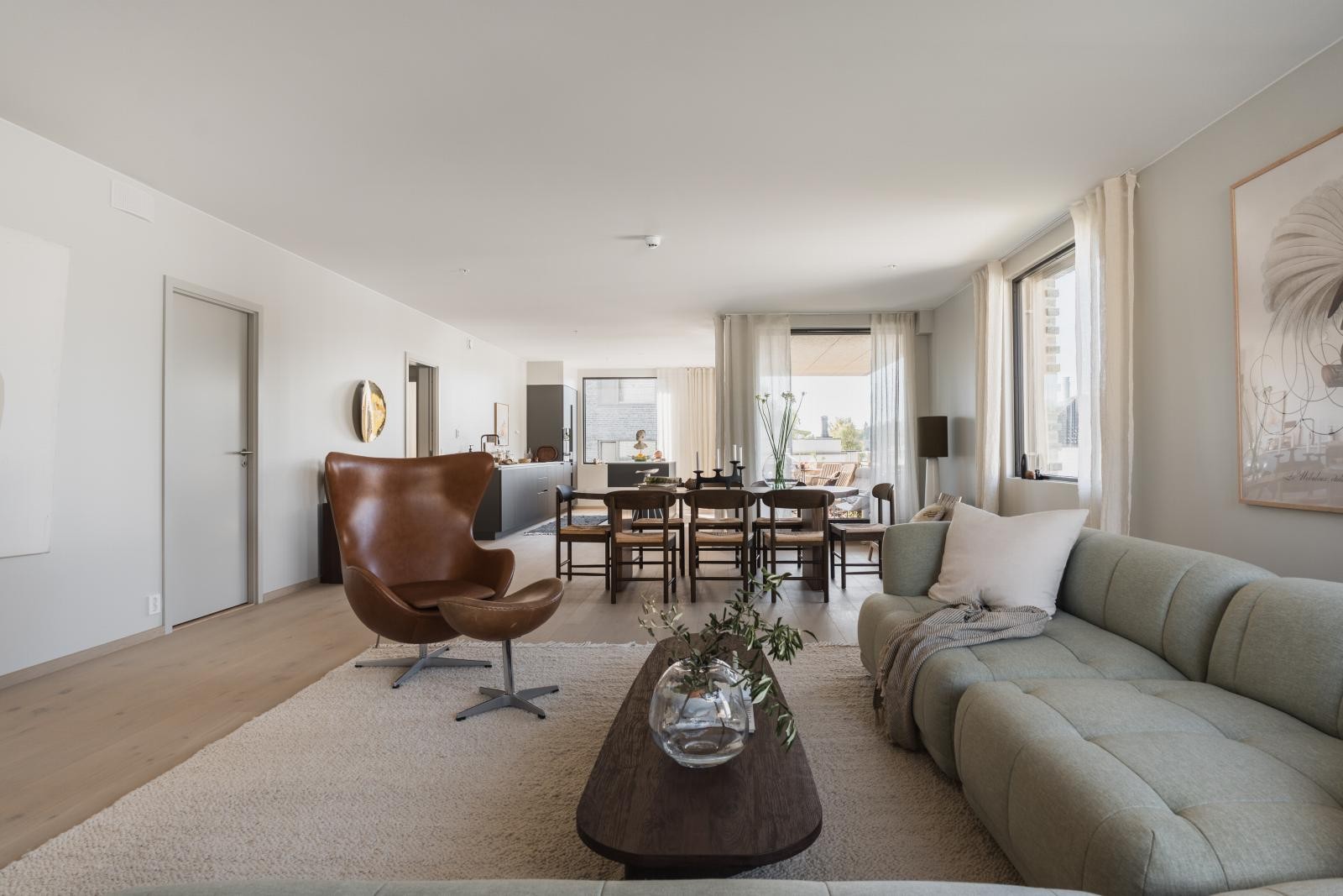 Spisestuen er midtpunktet og utgjør et naturlig skille mellom stuen og kjøkkenet.